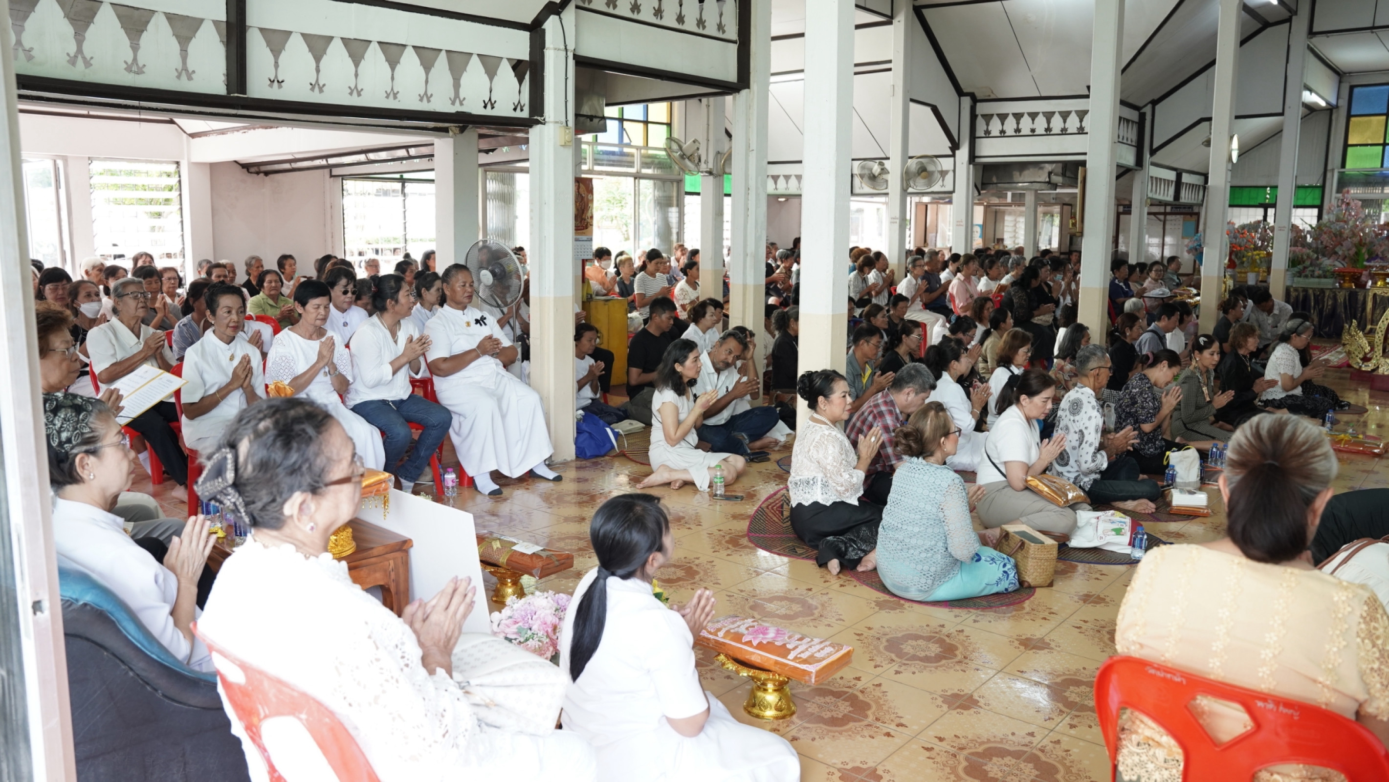 ภาพร่วมพิธีกรรมวัดมงคลเทพาราม