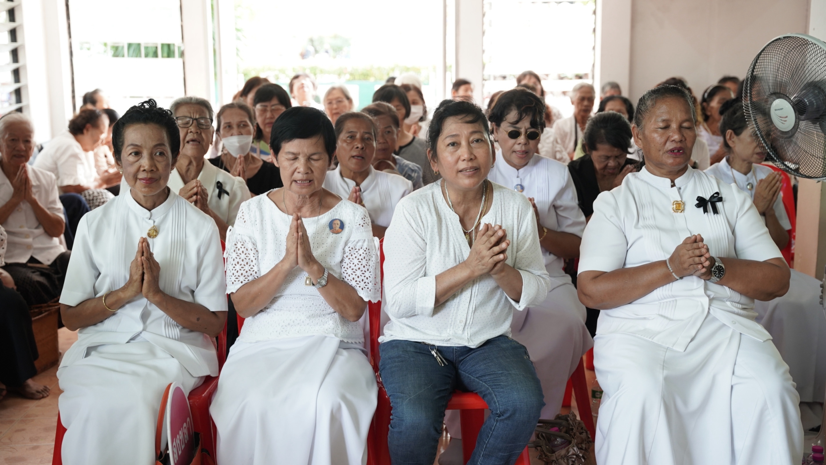 ภาพร่วมพิธีกรรมวัดมงคลเทพาราม