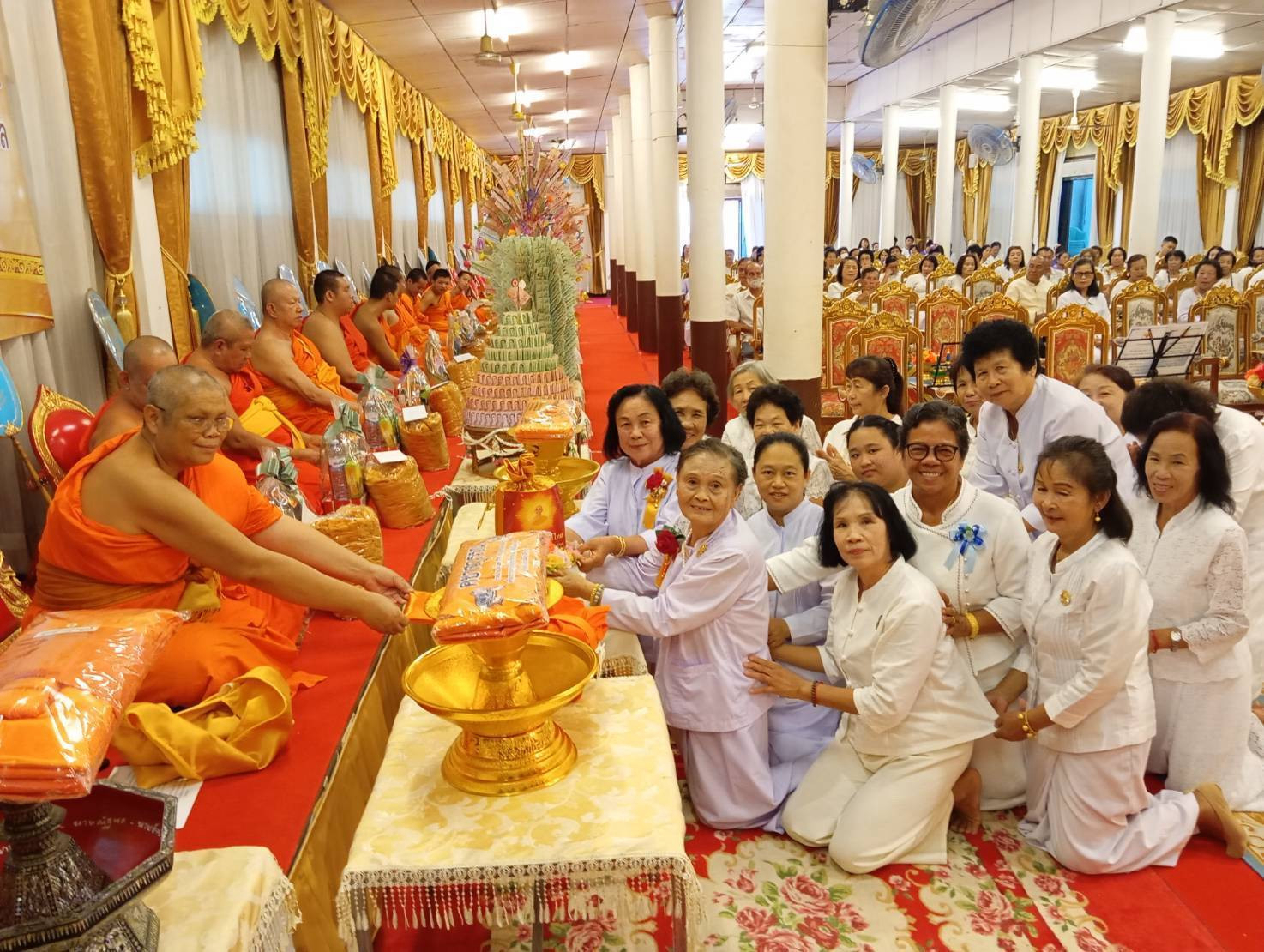 ภาพหมู่ถือพานถวายปัจจัยวัดดงชัย