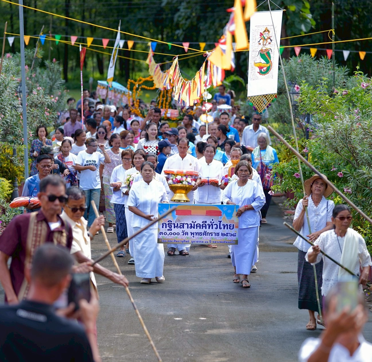 ภาพร่วมขบวนกฐินวัดโนนสมบูรณ์
