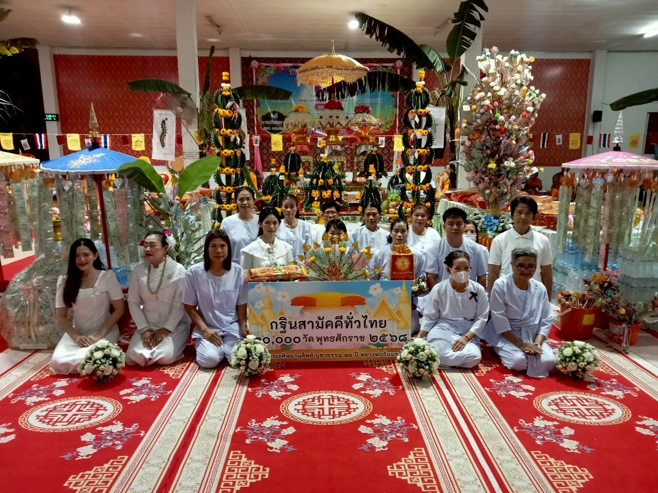 ภาพหมู่ถือพานถวายปัจจัยวัดโพนไทรงาม