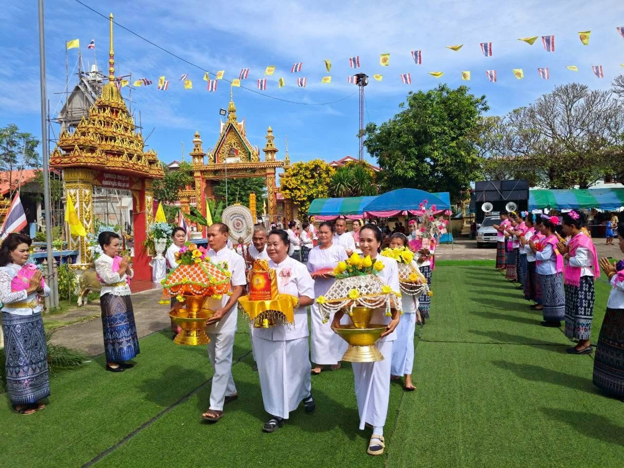 ภาพร่วมขบวนกฐินวัดโคกสว่าง