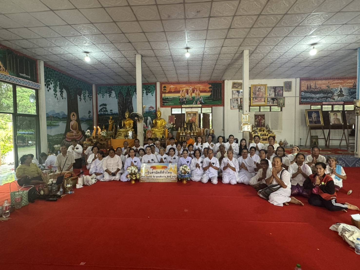 ภาพหมู่ถือพานถวายปัจจัยวัดจอมมณี