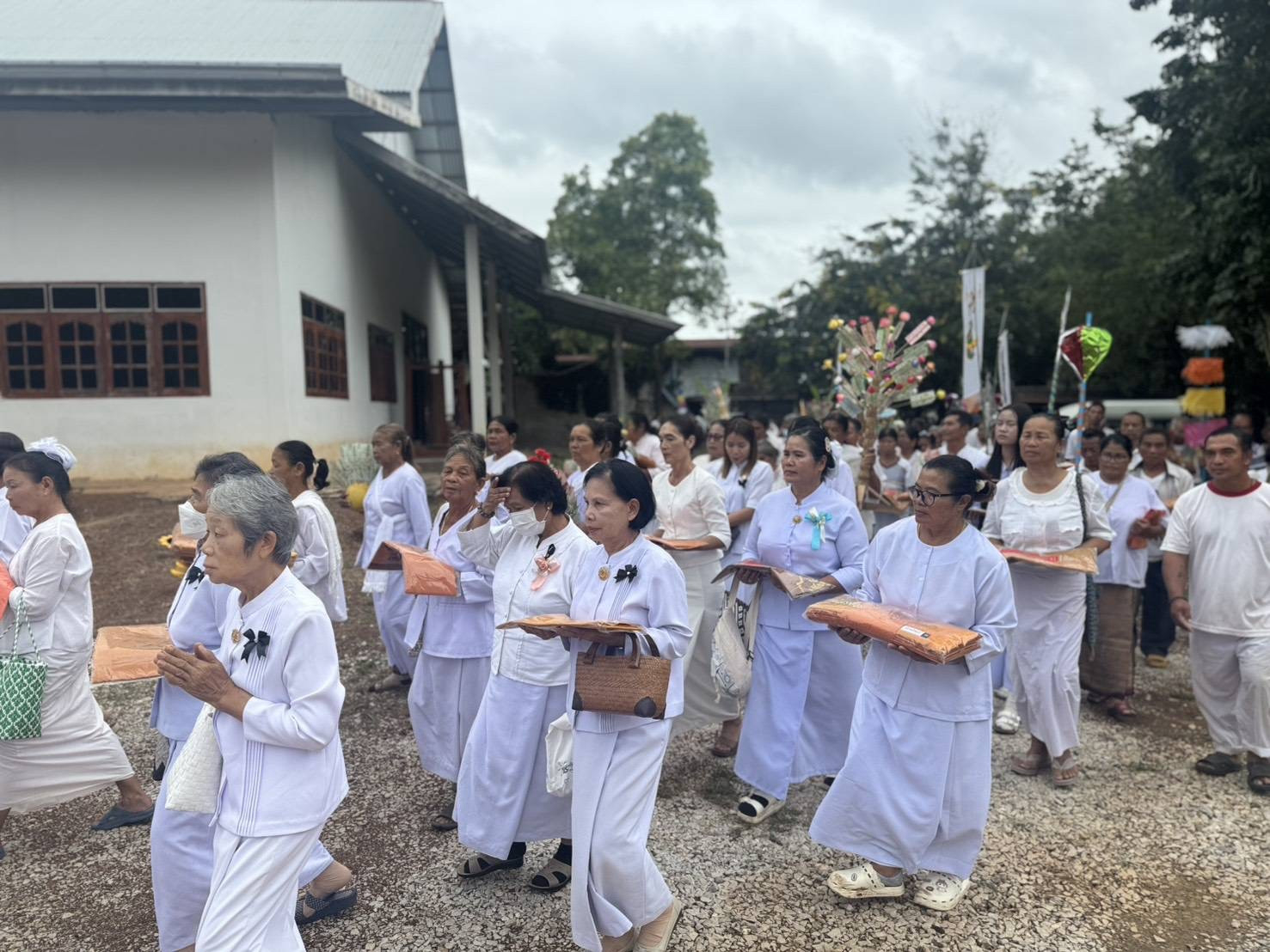 ภาพร่วมพิธีกรรมวัดจอมมณี