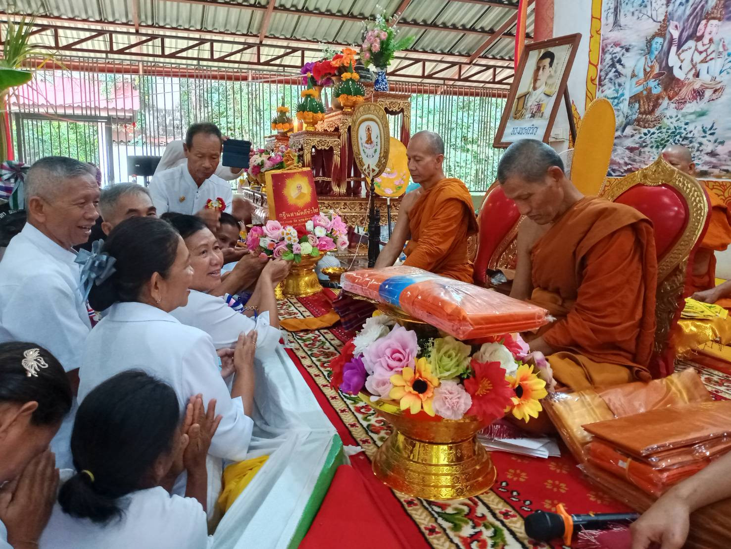 ภาพการถวายปัจจัยวัดป่าดอนธาตุ