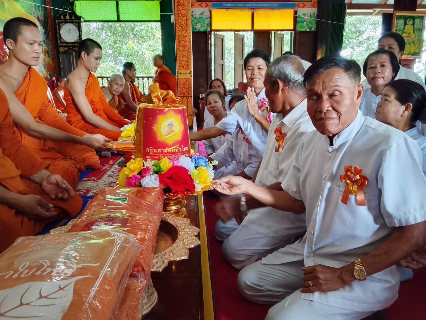 ภาพการถวายปัจจัยวัดบูรพาหนองสิม