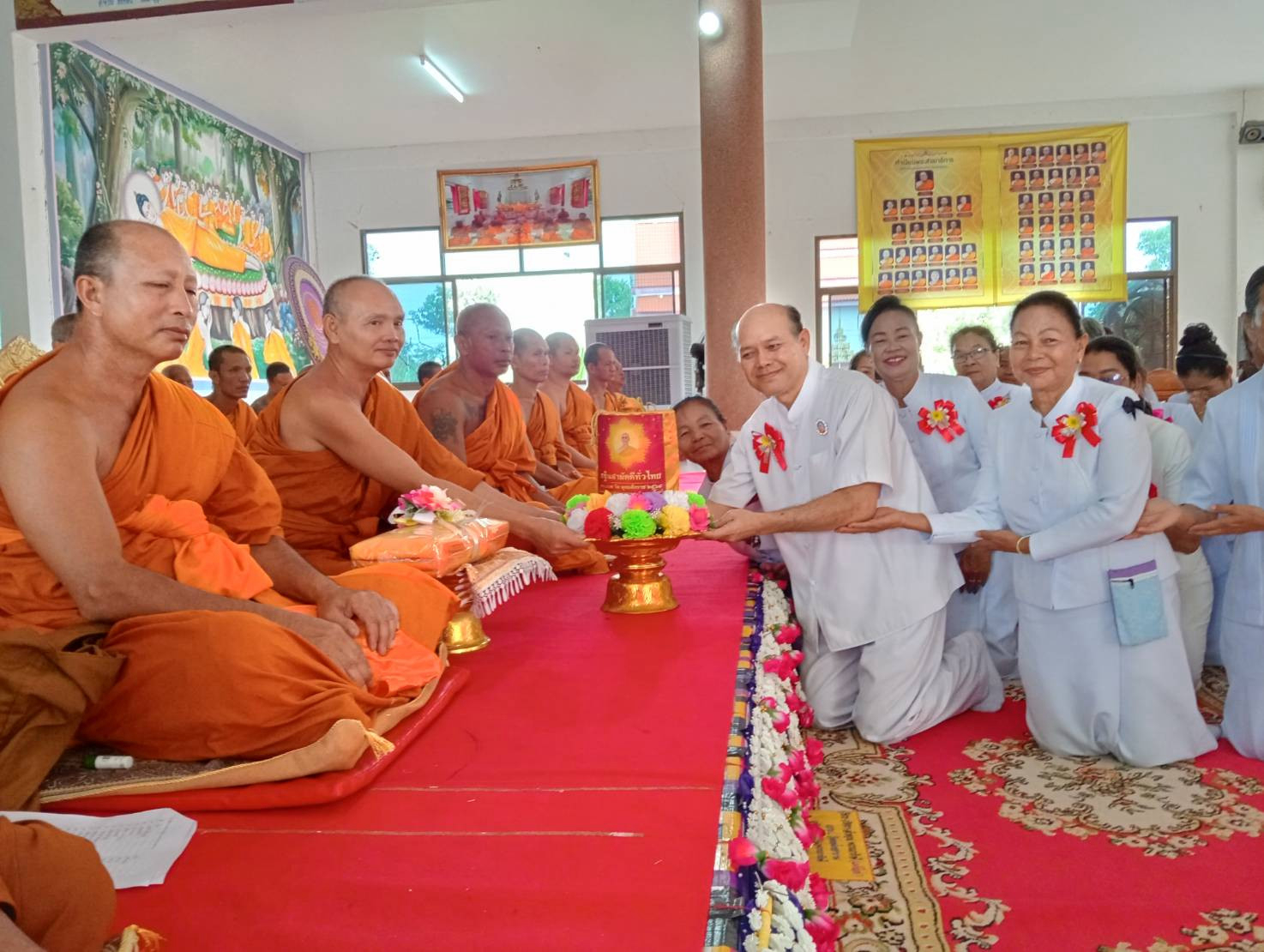 ภาพการถวายปัจจัยวัดเขมไชยาราม
