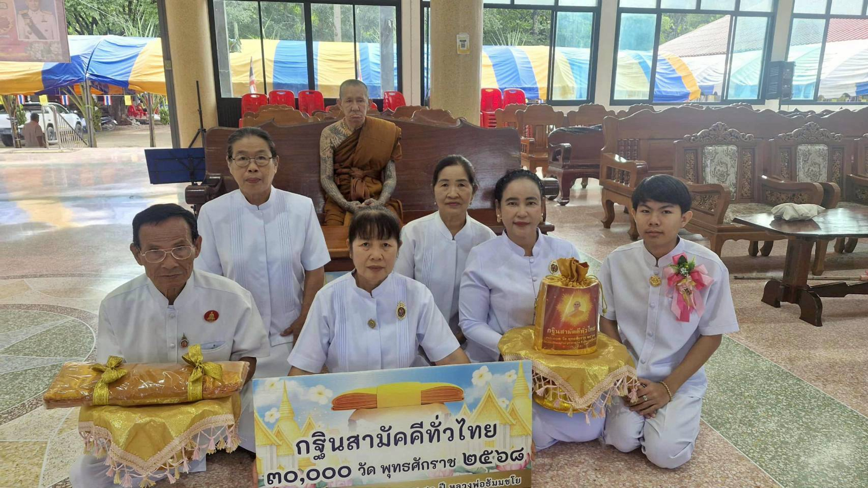 ภาพหมู่ถือพานถวายปัจจัยวัดหนองจอก