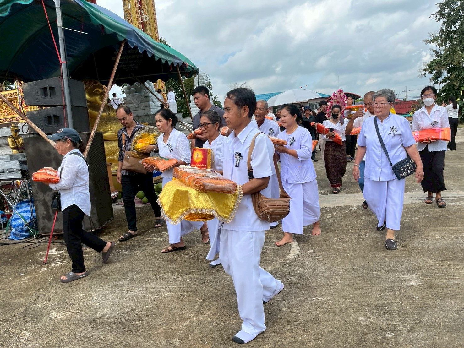 ภาพร่วมขบวนกฐินวัดบ้านฆ้องน้อย