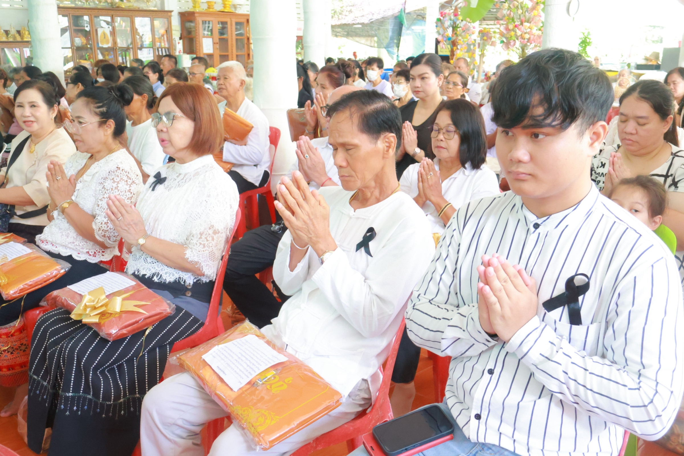 ภาพร่วมพิธีกรรมวัดเสาหิน