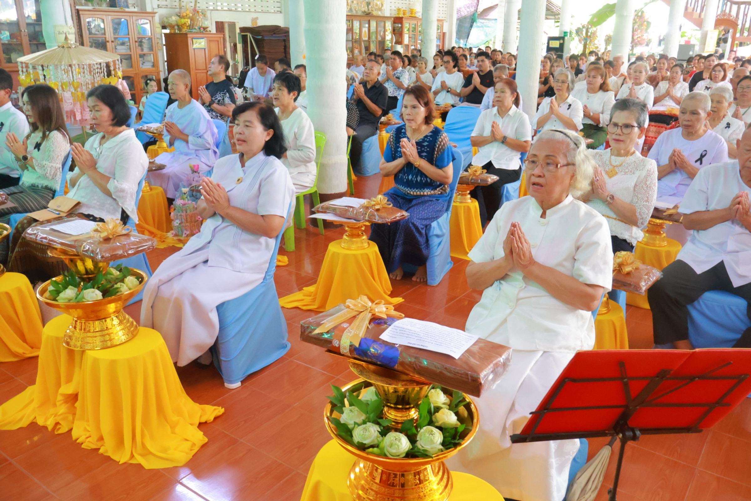 ภาพร่วมพิธีกรรมวัดเสาหิน