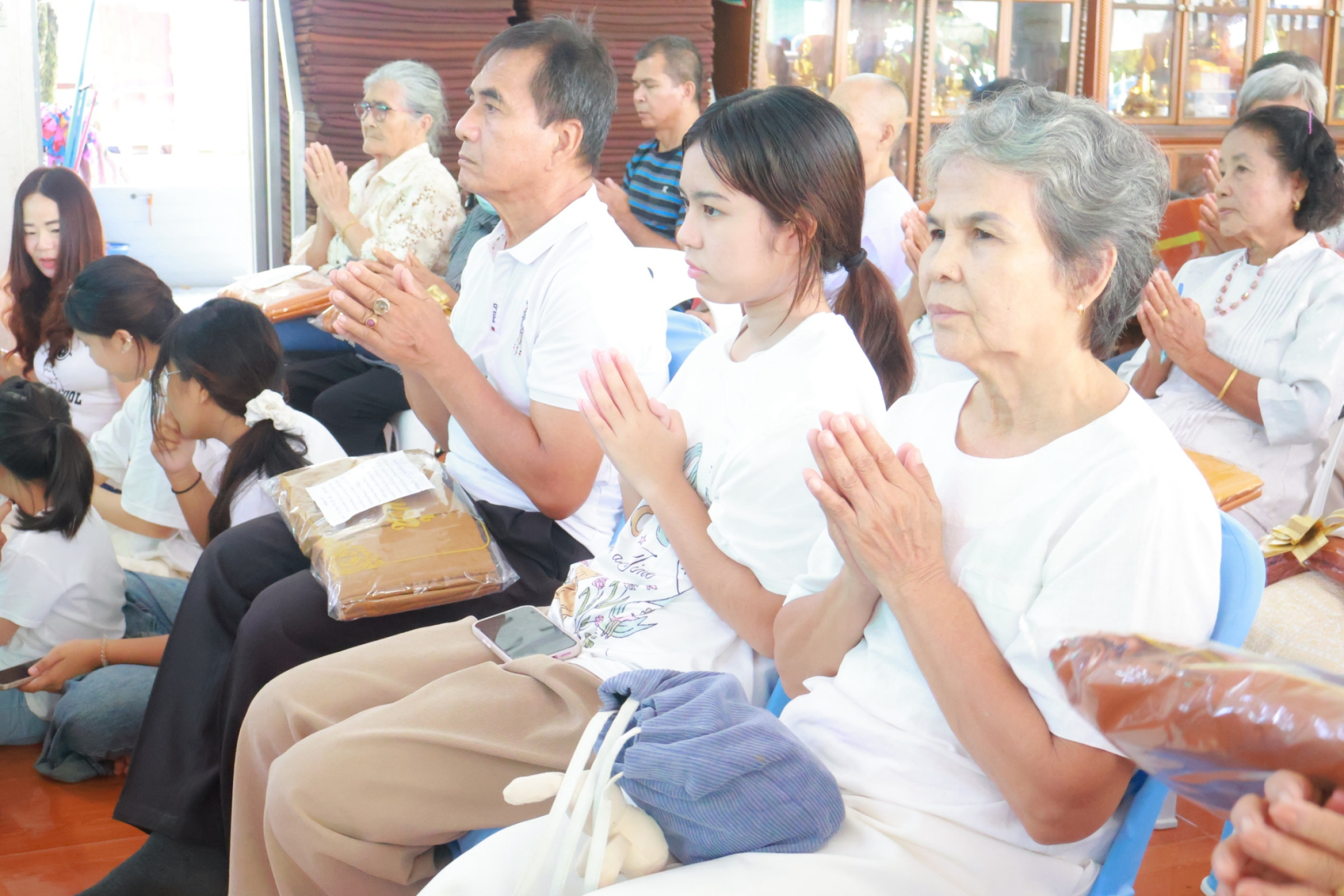 ภาพร่วมพิธีกรรมวัดเสาหิน