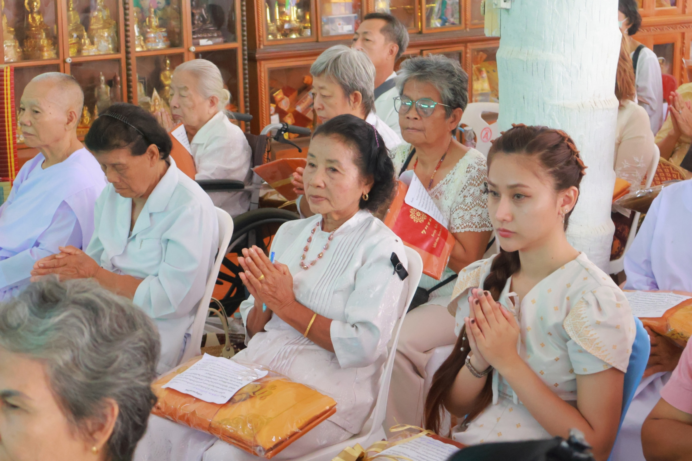 ภาพร่วมพิธีกรรมวัดเสาหิน