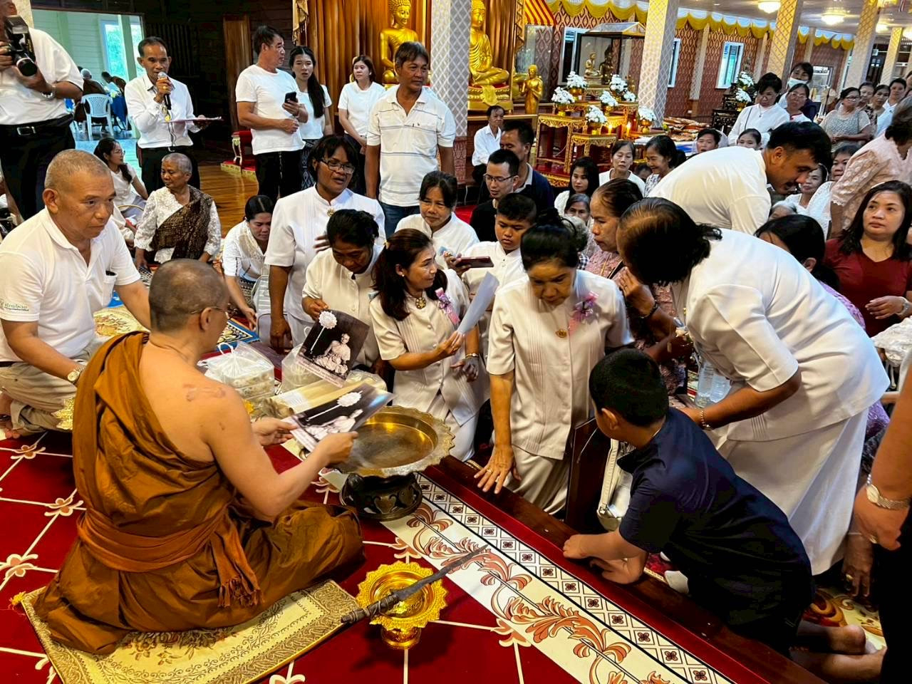 ภาพร่วมพิธีกรรมวัดนกออก