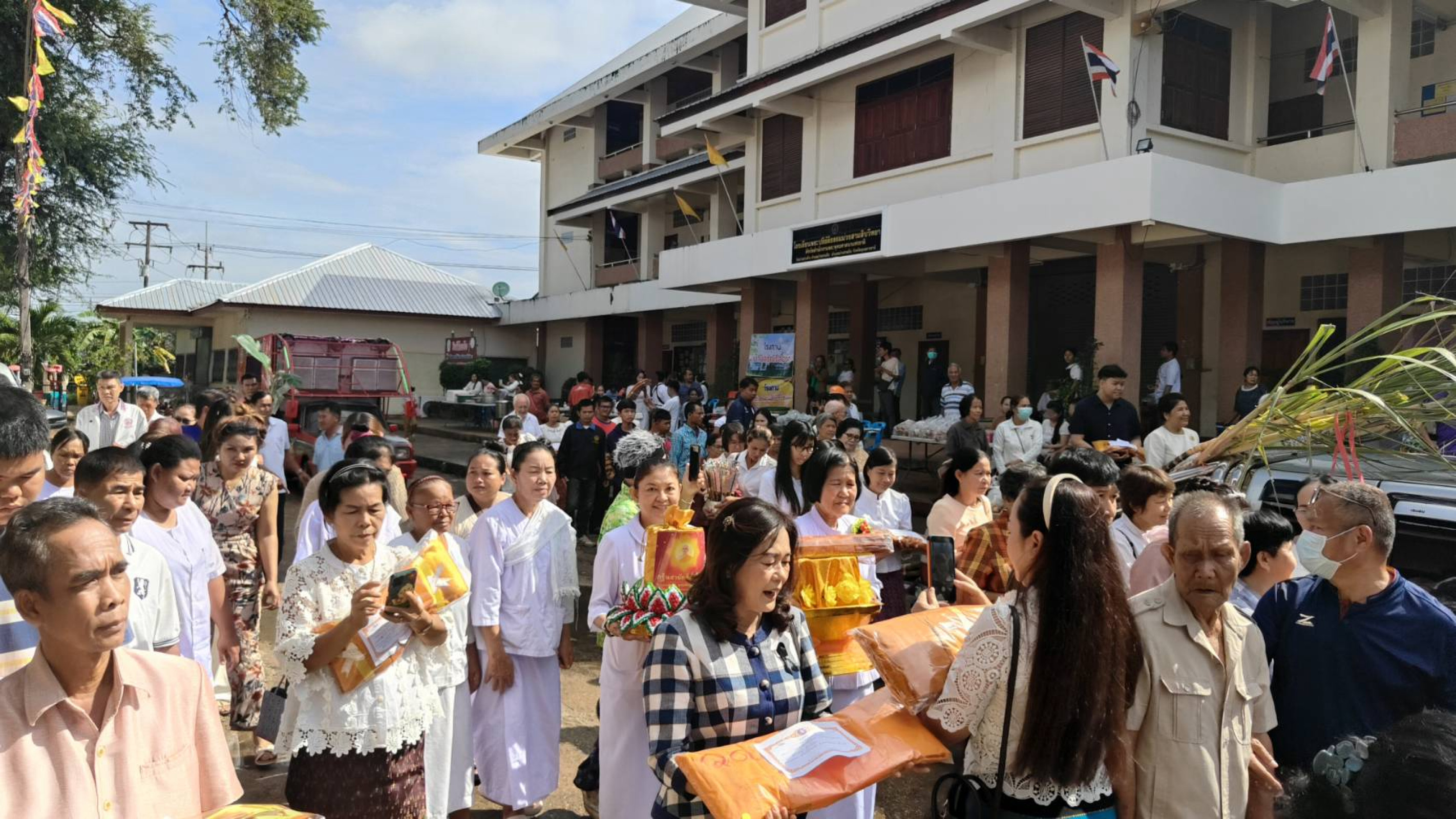 ภาพร่วมพิธีกรรมวัดม่วงสามสิบ