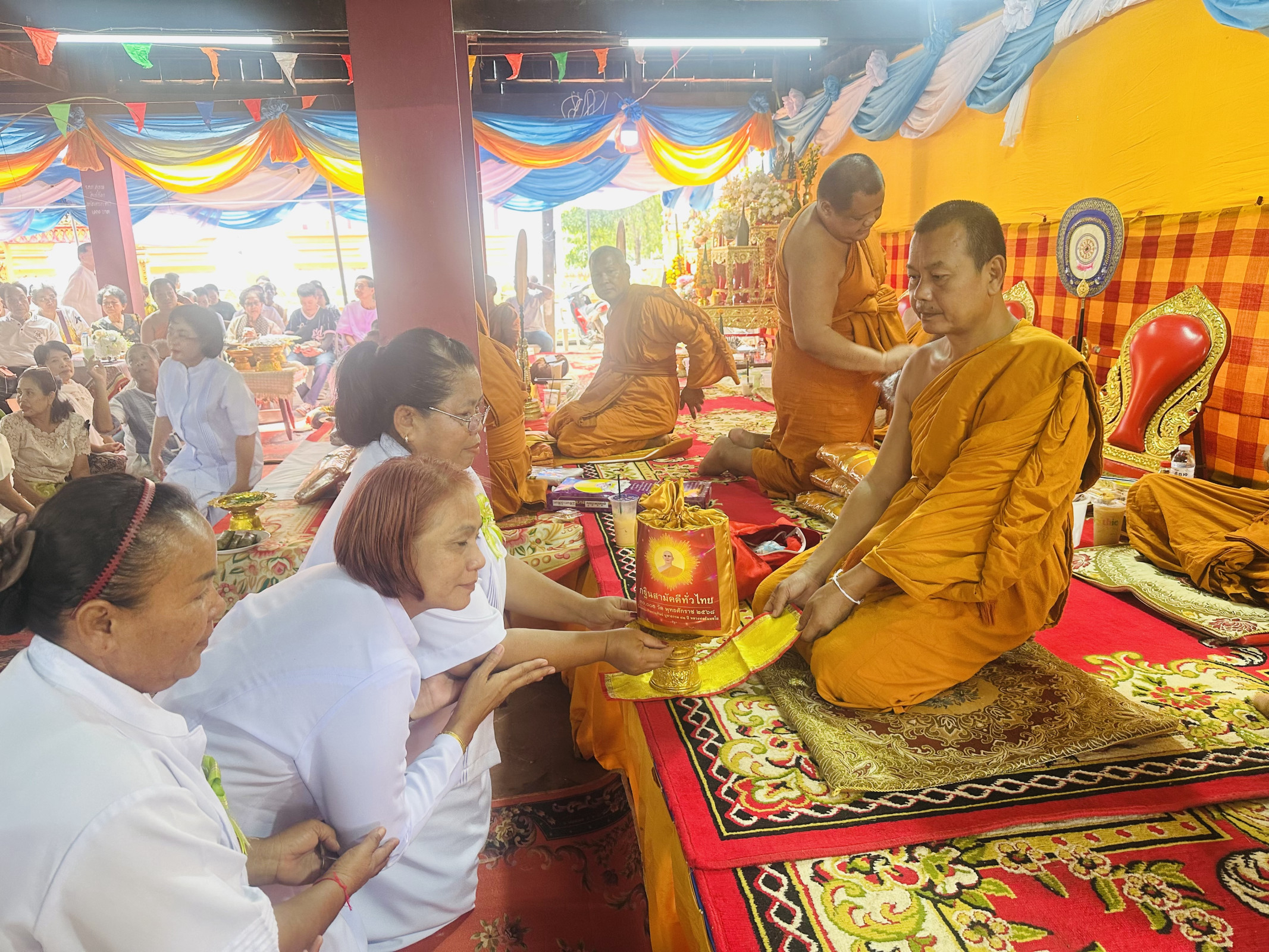 ภาพการถวายปัจจัยวัดโขงเจียม