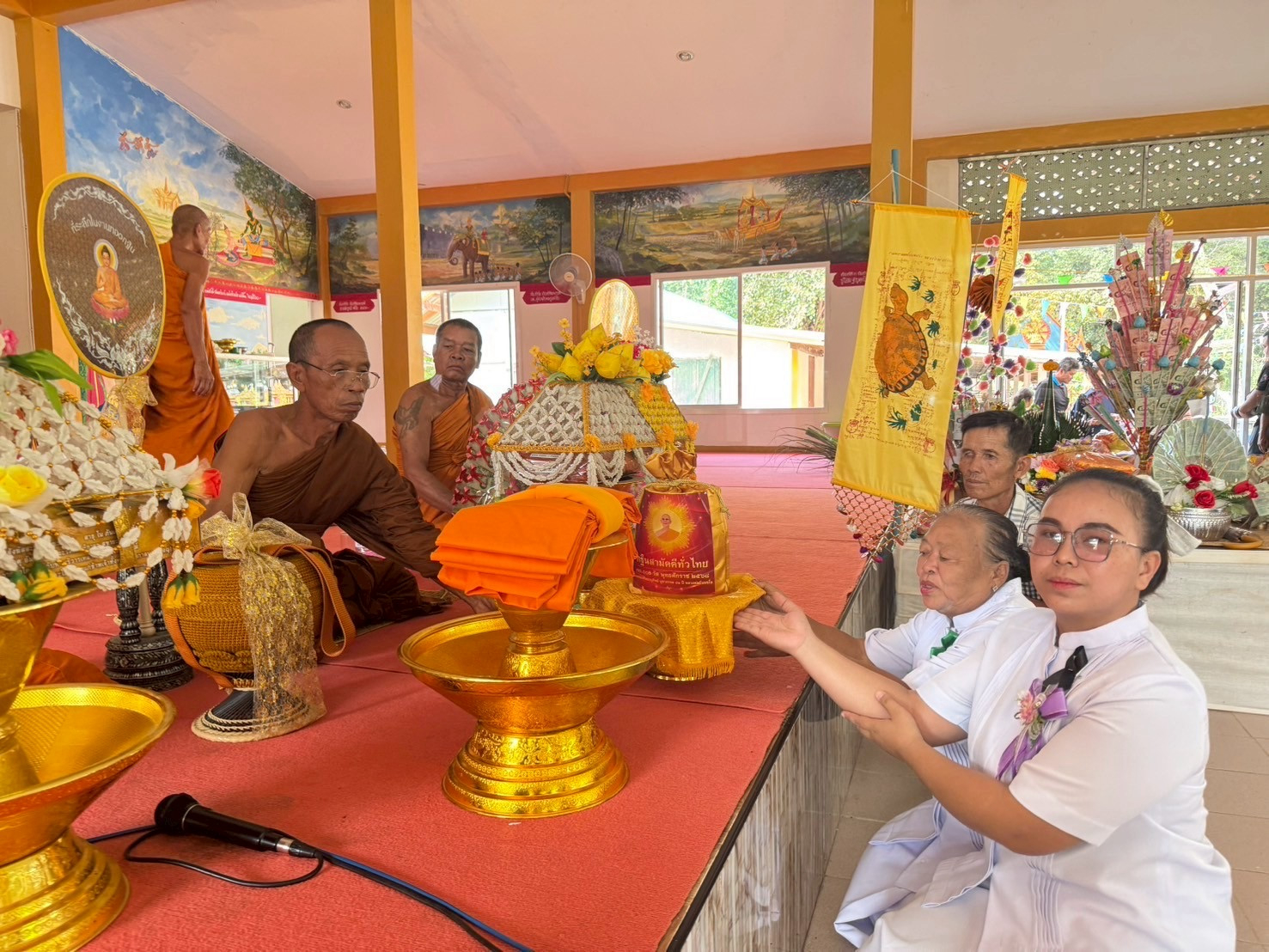 ภาพการถวายปัจจัยวัดอาศรมสันติวัน