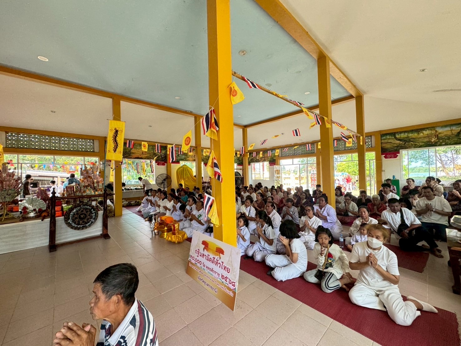 ภาพร่วมพิธีกรรมวัดอาศรมสันติวัน