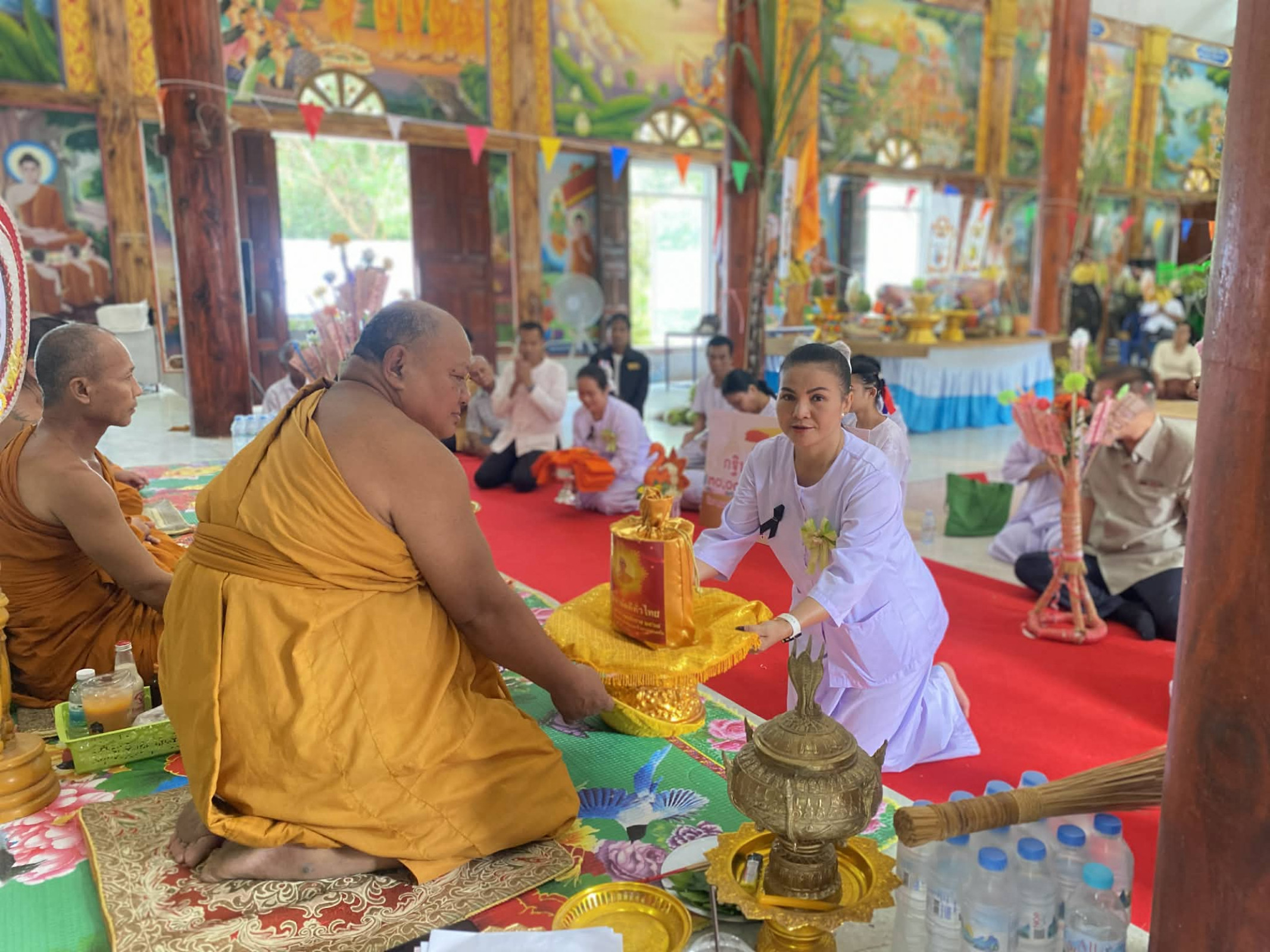 ภาพการถวายปัจจัยวัดหนองไฮ