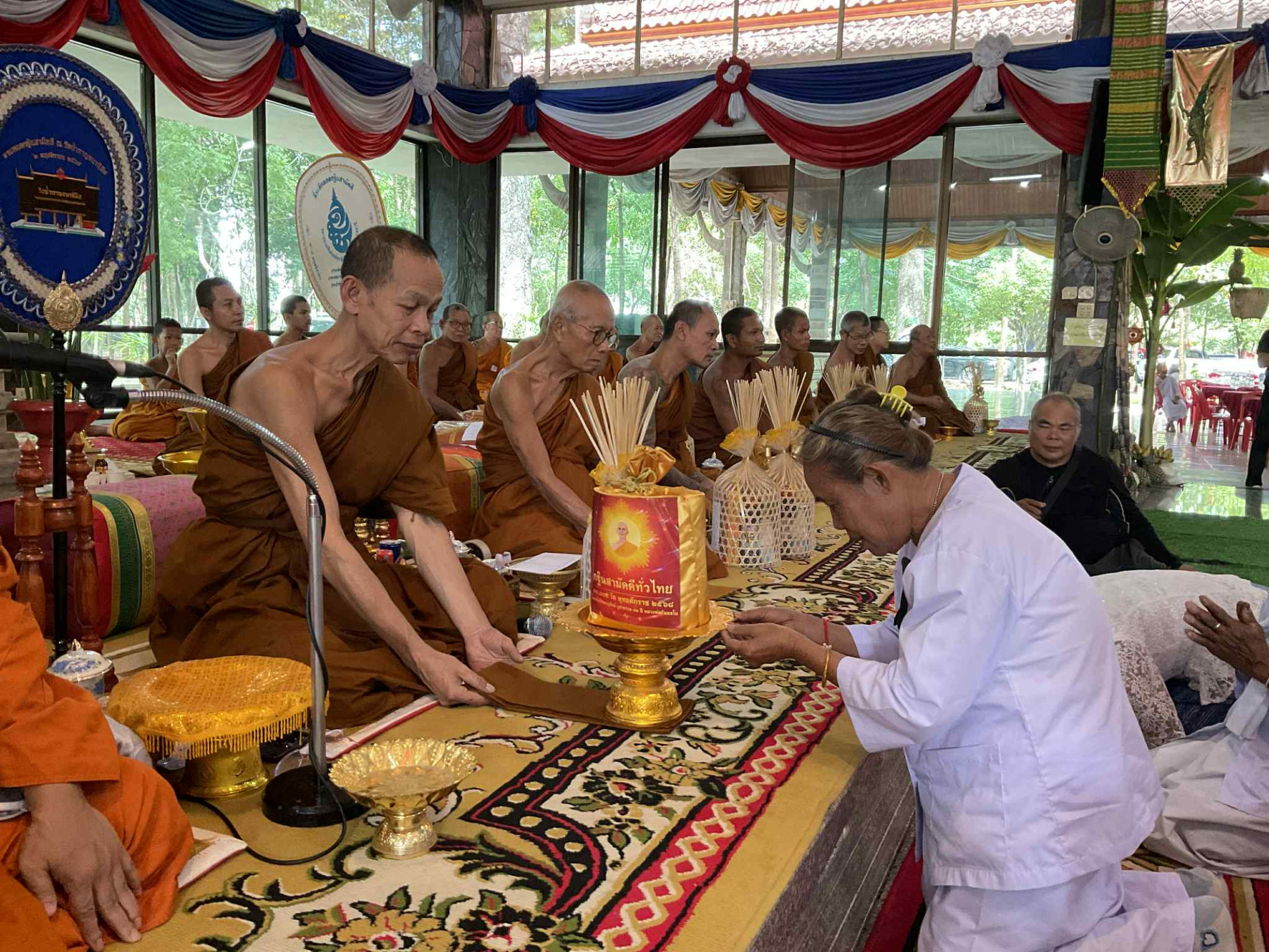 ภาพการถวายปัจจัยศูนย์ปฏิบัติธรรมกาญจนาภิเษก