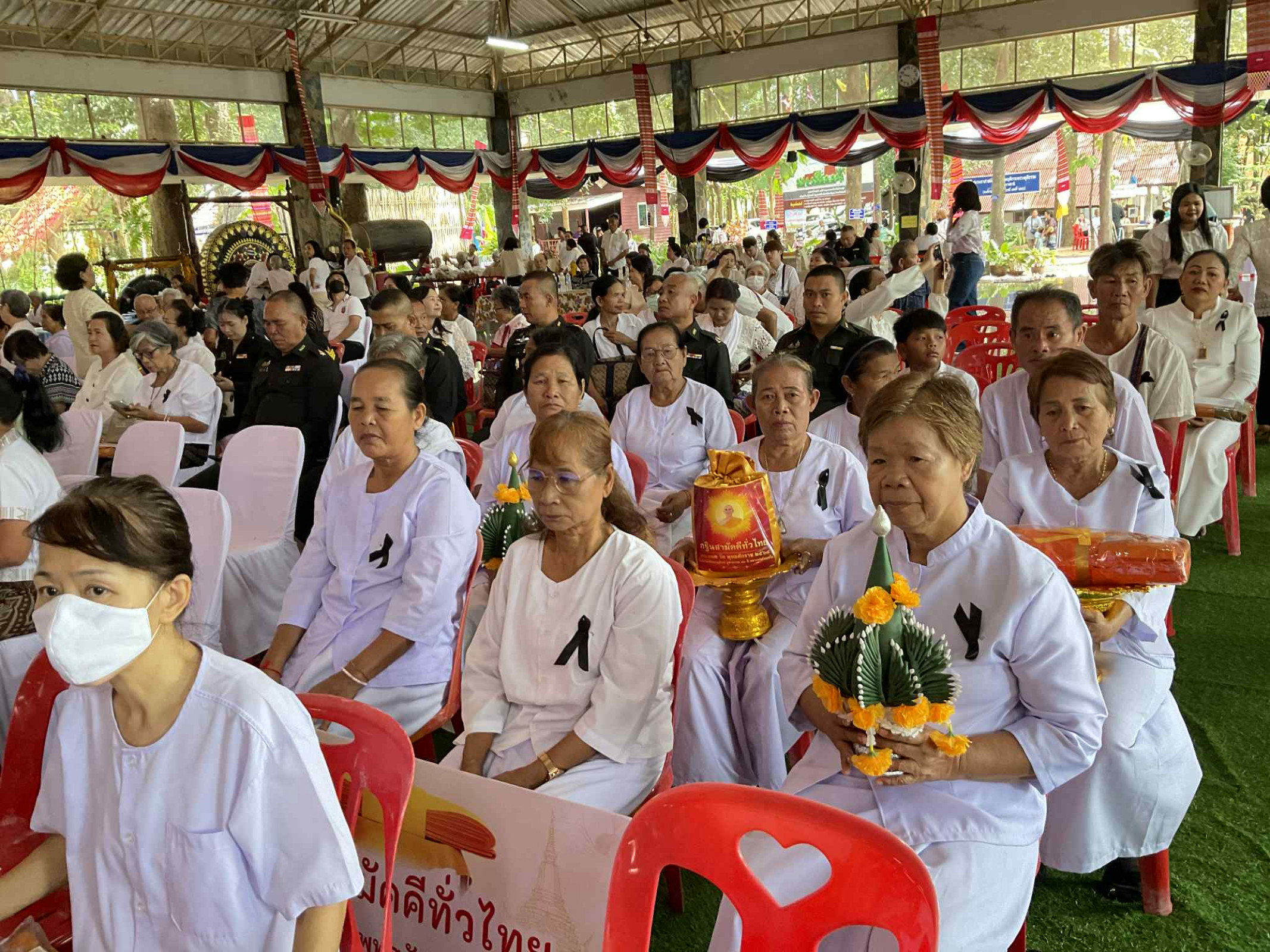 ภาพร่วมพิธีกรรมศูนย์ปฏิบัติธรรมกาญจนาภิเษก
