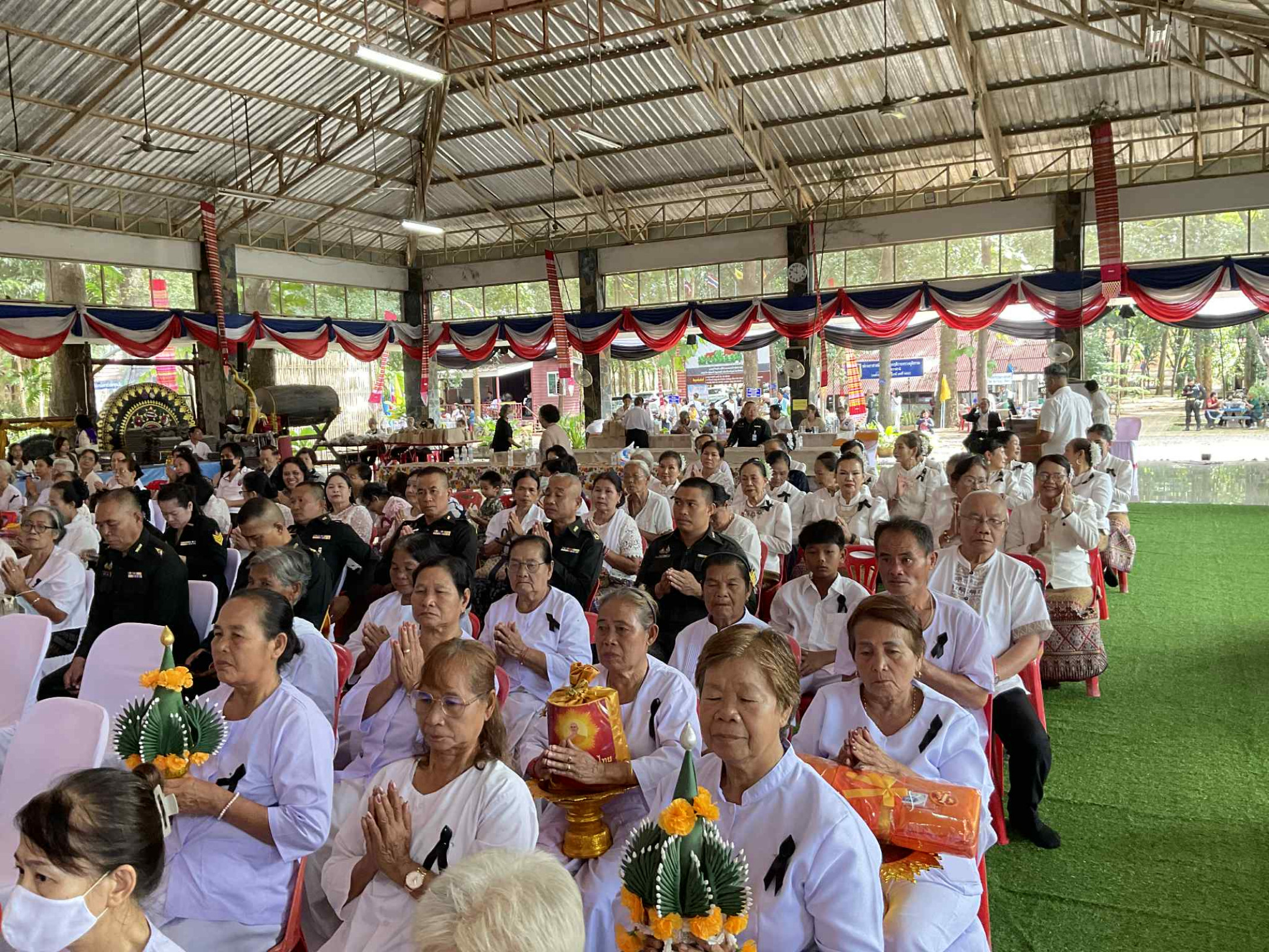 ภาพร่วมพิธีกรรมศูนย์ปฏิบัติธรรมกาญจนาภิเษก