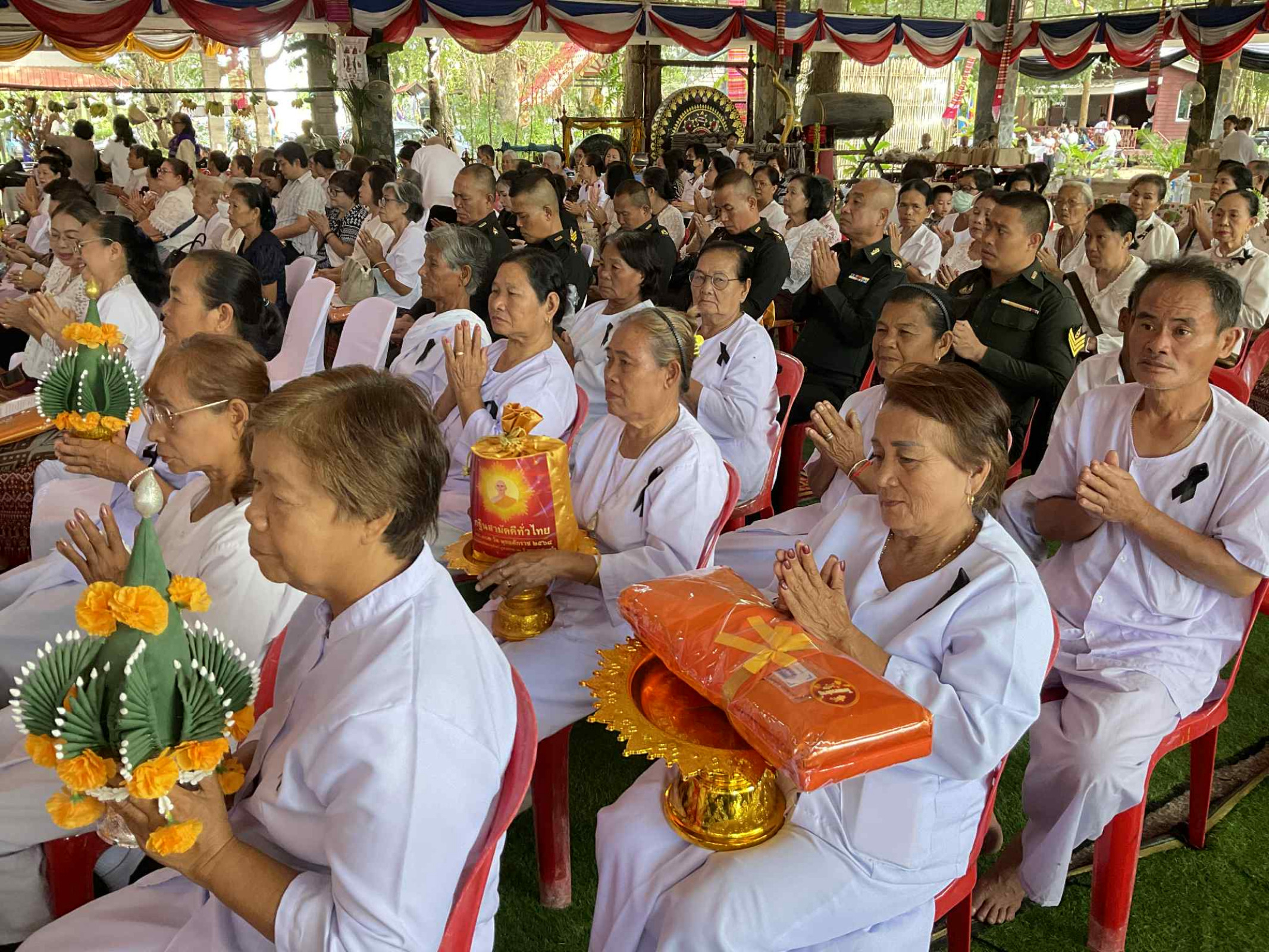 ภาพร่วมพิธีกรรมศูนย์ปฏิบัติธรรมกาญจนาภิเษก