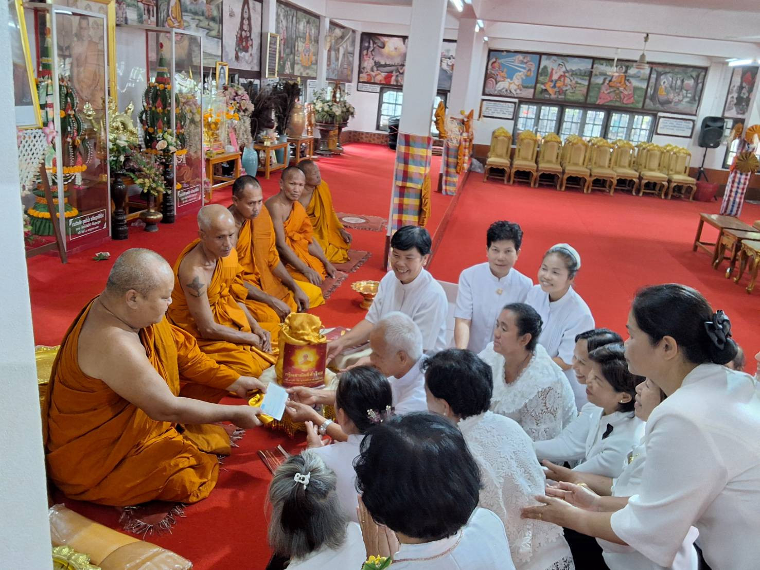 ภาพการถวายปัจจัยวัดป่าโพธิ์ศรี