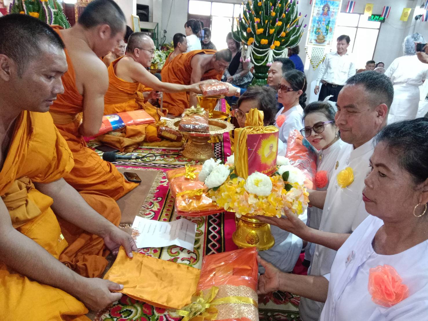 ภาพการถวายปัจจัยวัดบูรพาราม