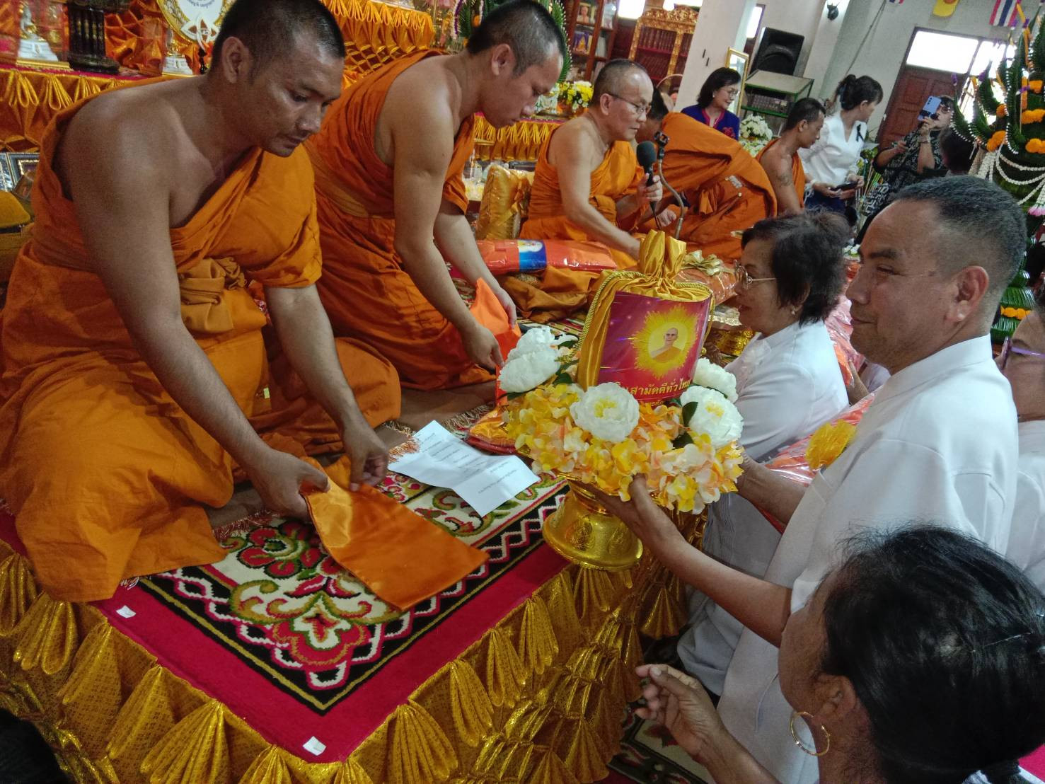 ภาพหมู่ถือพานถวายปัจจัยวัดบูรพาราม