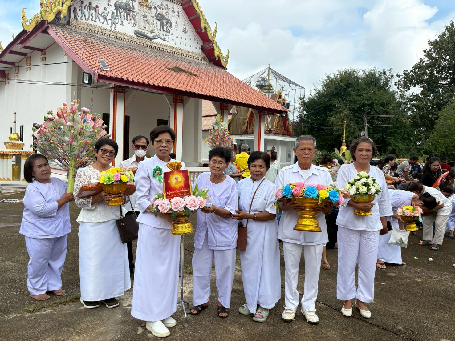 ภาพหมู่ถือพานถวายปัจจัยวัดวังขรณ์