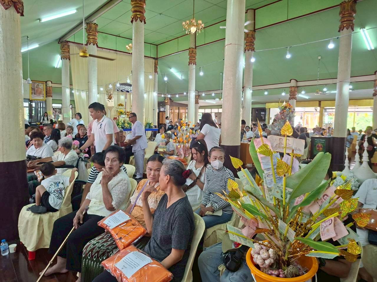 ภาพร่วมพิธีกรรมวัดพระปรางค์มุนี