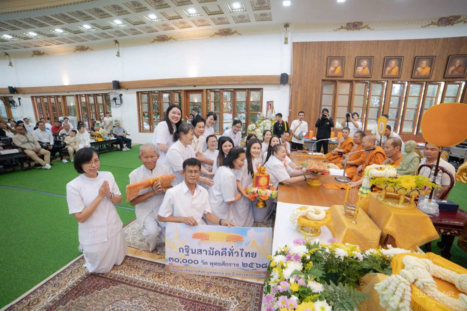 ภาพการถวายปัจจัยวัดเจริญราษฎร์บำรุง