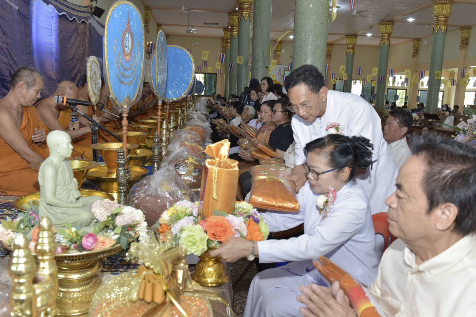 ภาพการถวายปัจจัยวัดลาดหญ้าไทร