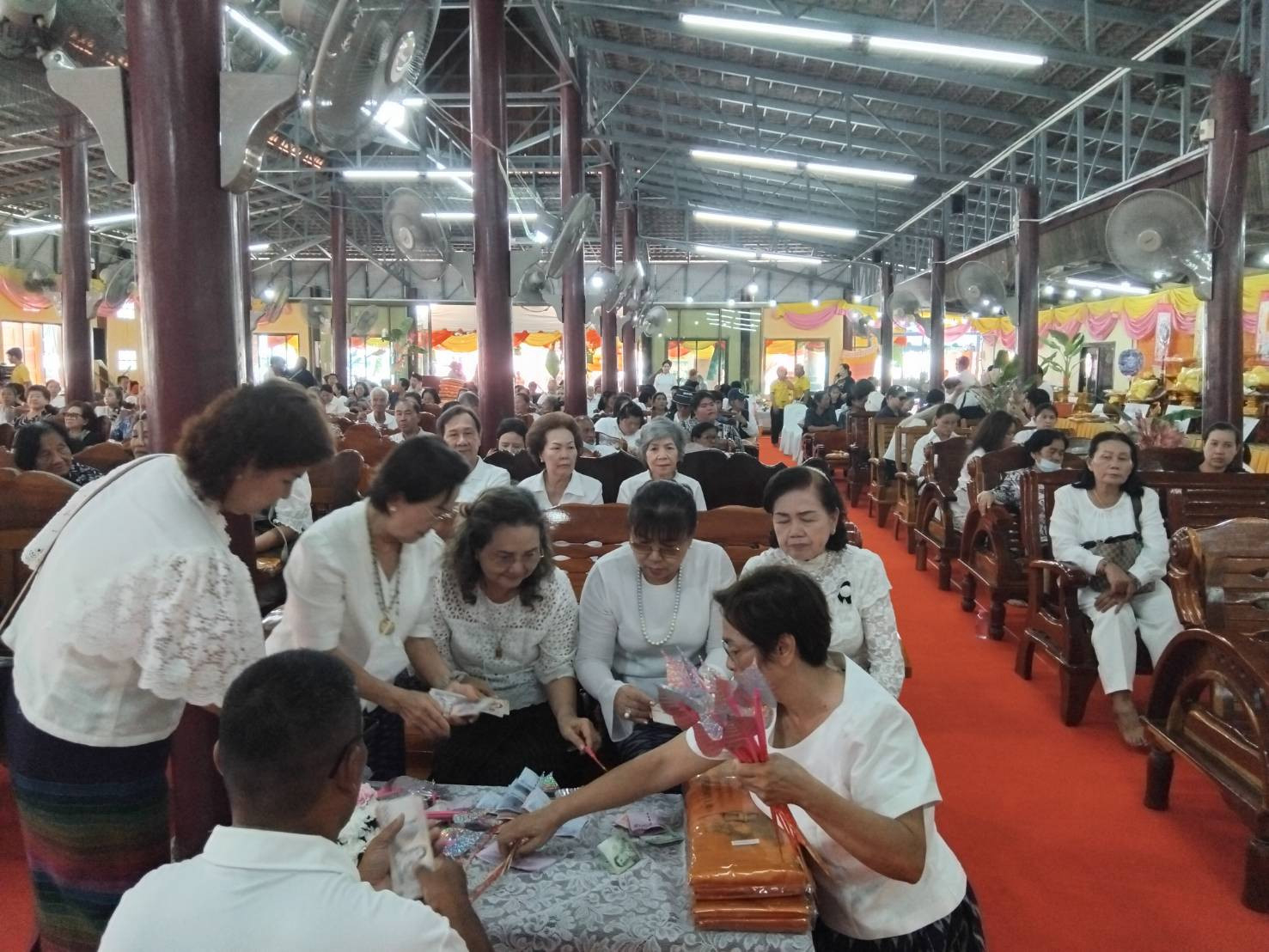 ภาพร่วมพิธีกรรมวัดเขาอีส้าน