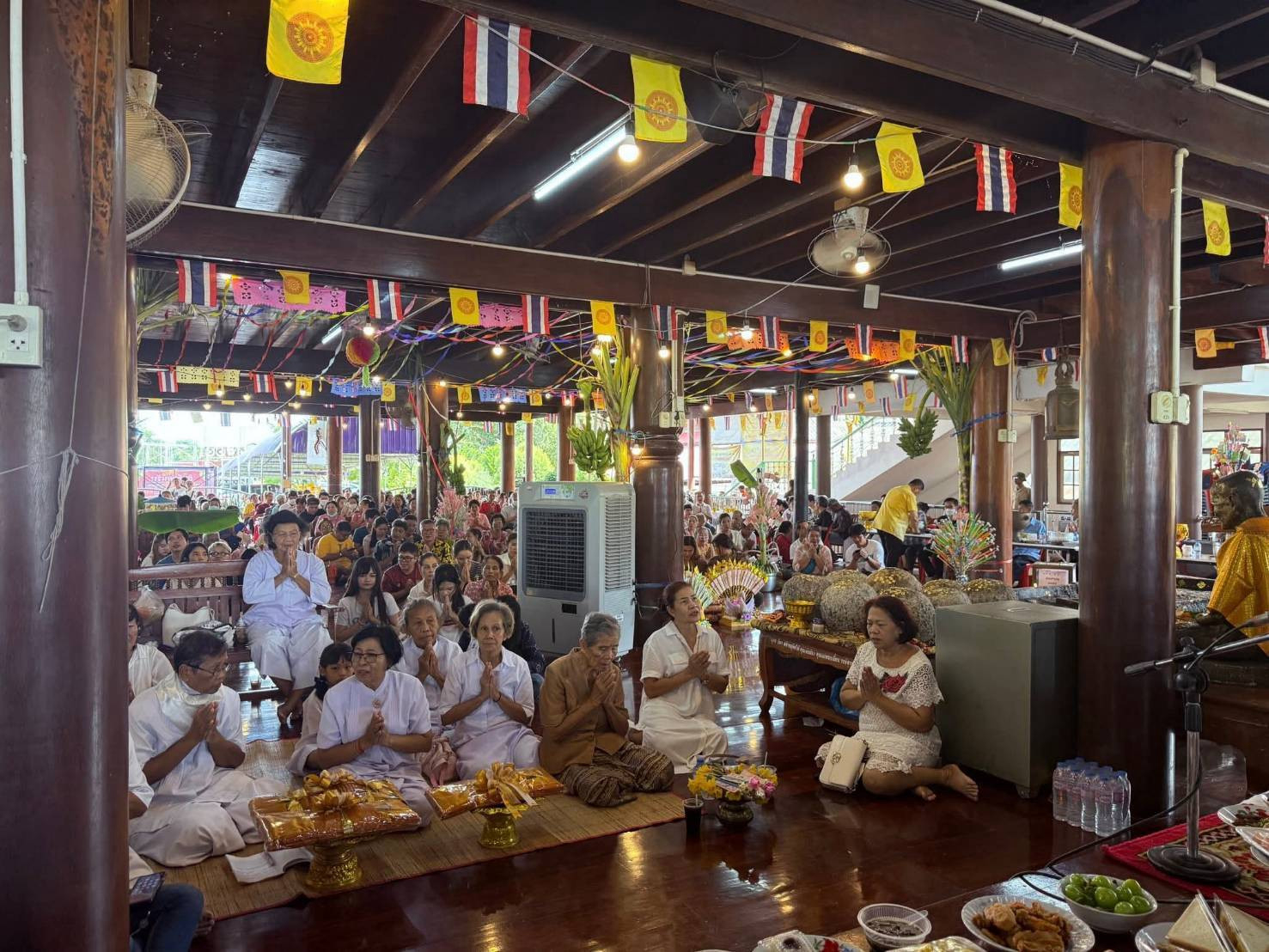 ภาพร่วมพิธีกรรมวัดองครักษ์