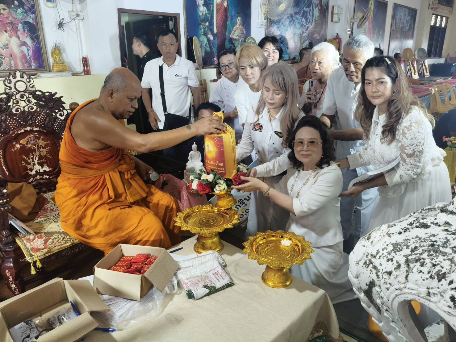 ภาพการถวายปัจจัยวัดท่าเจดีย์