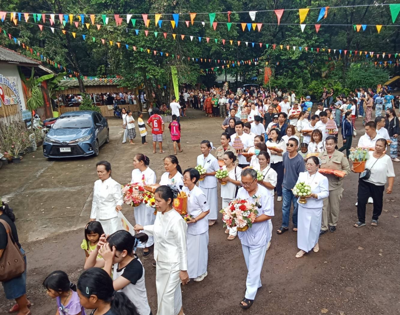ภาพร่วมขบวนกฐินศูนย์ปฏิบัติธรรมป่าช้าโคกอุดม