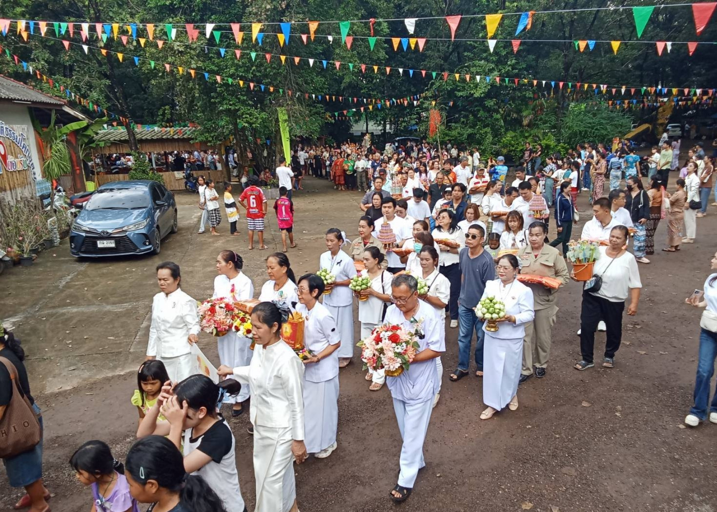 ภาพร่วมพิธีกรรมศูนย์ปฏิบัติธรรมป่าช้าโคกอุดม