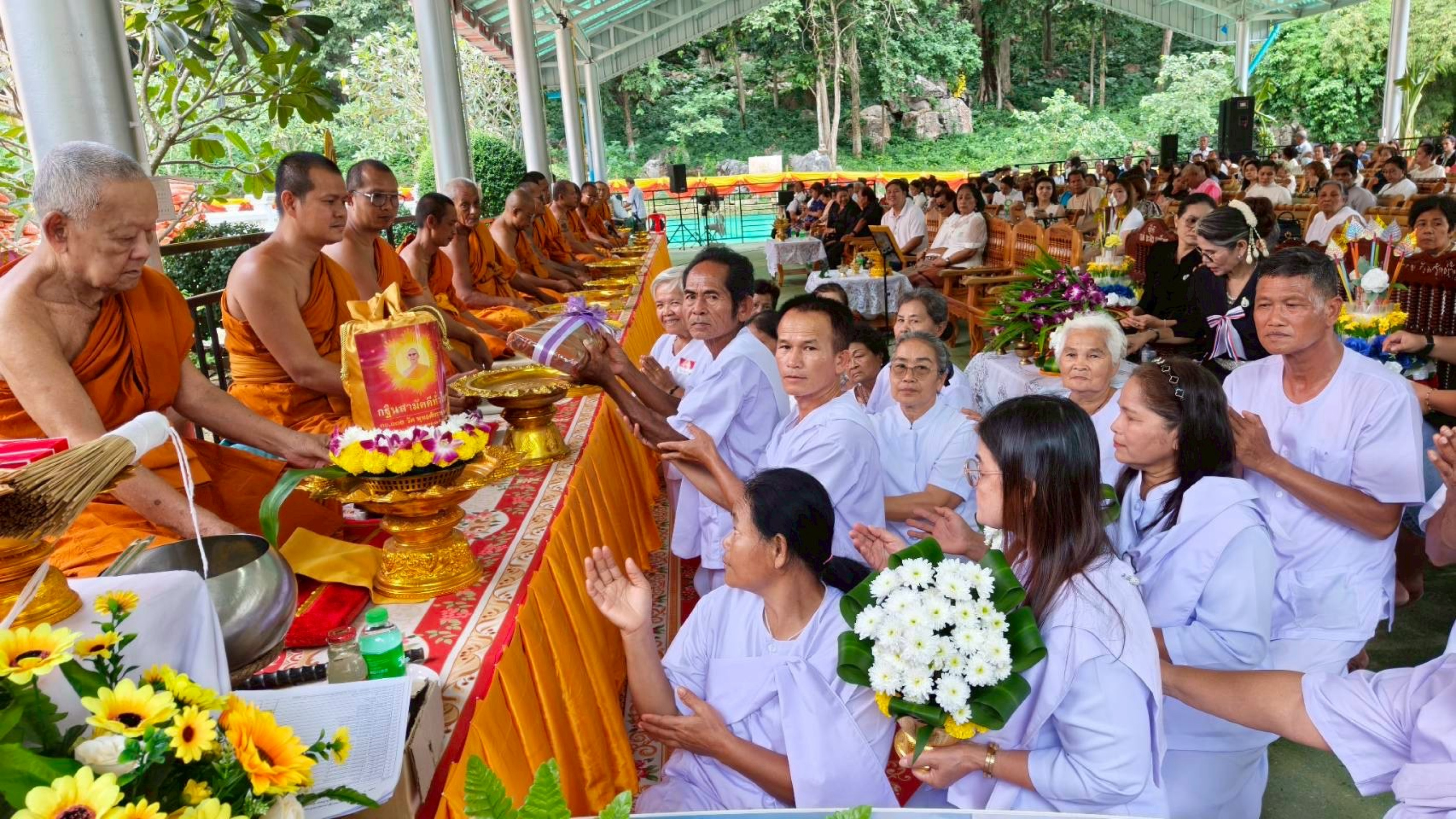 ภาพการถวายปัจจัยวัดวังน้ำฝน