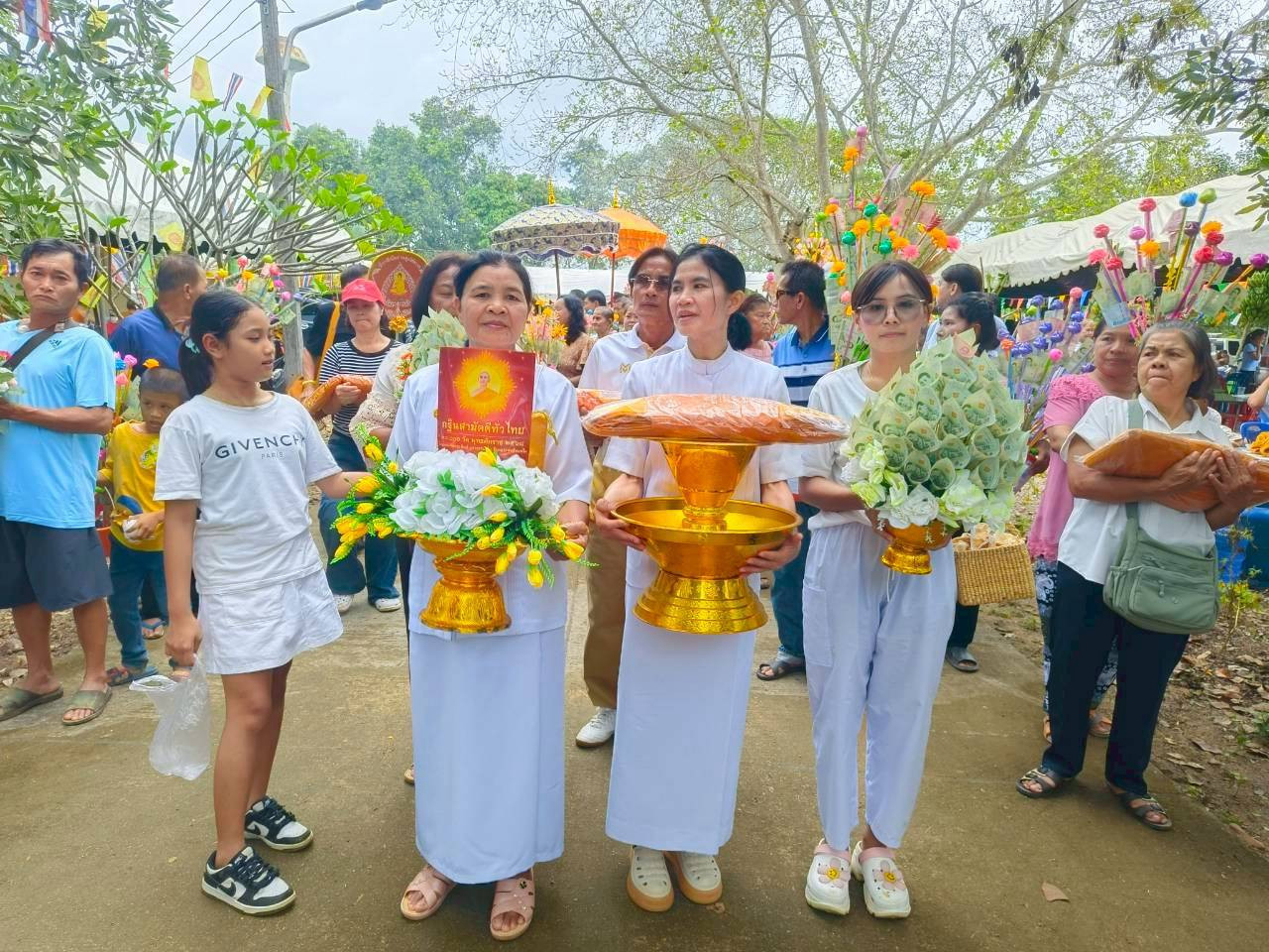 ภาพร่วมขบวนกฐินวัดบ้านพัฒนา