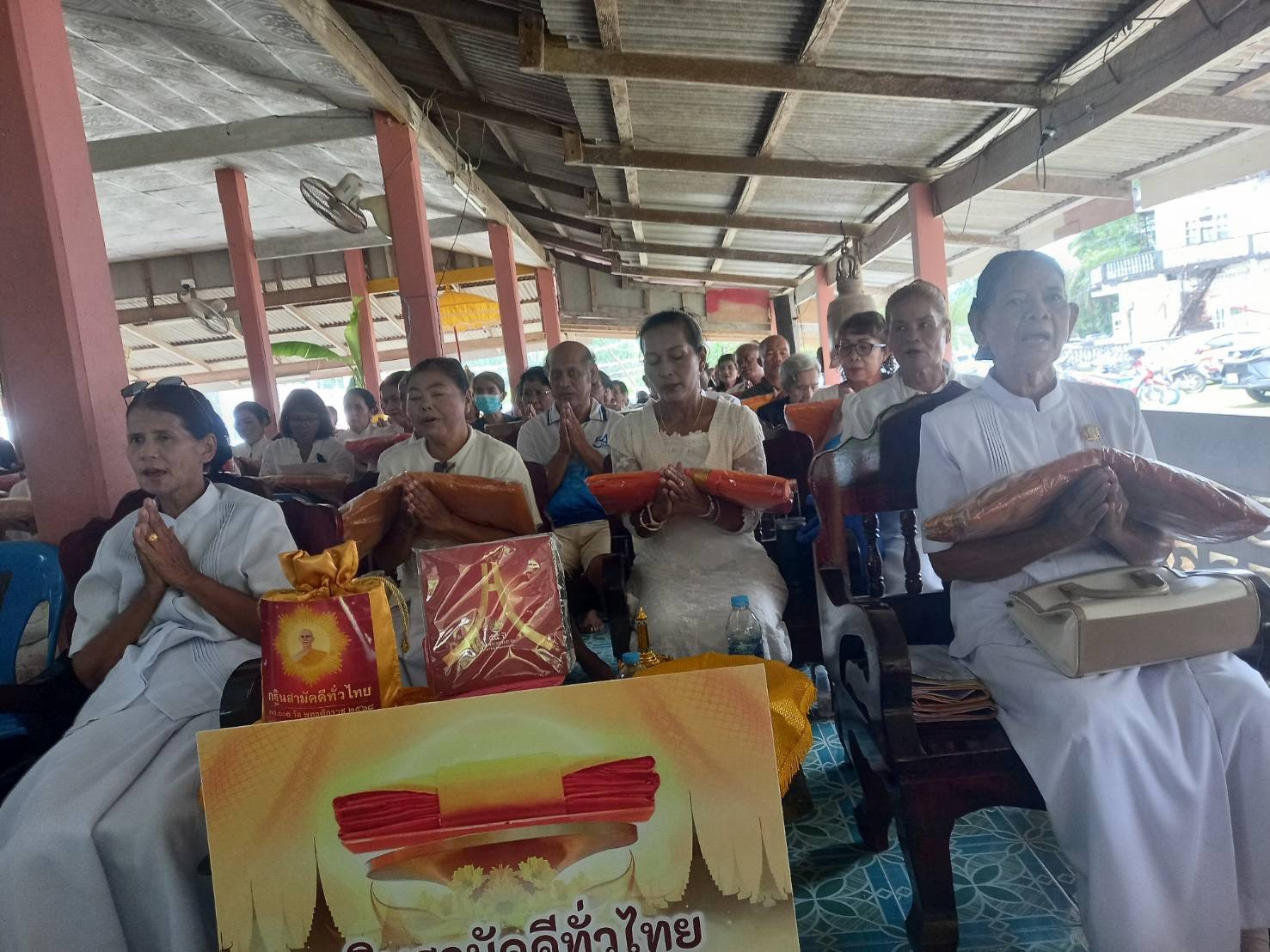 ภาพหมู่ถือพานถวายปัจจัยวัดคลองแรด