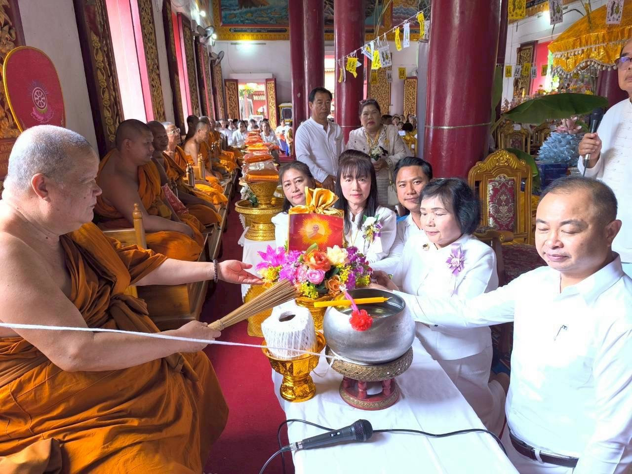 ภาพการถวายปัจจัยวัดแม่สาย