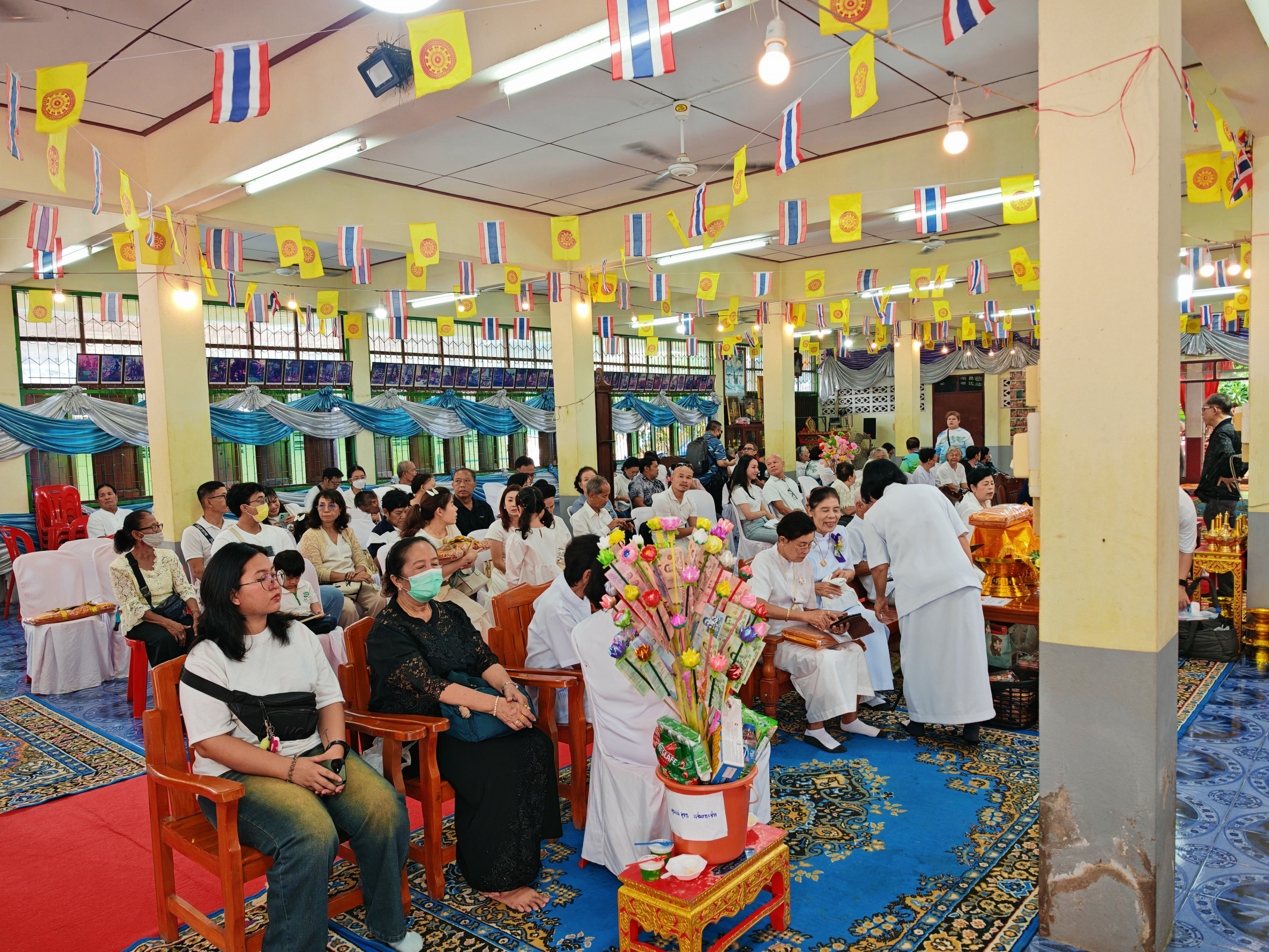 ภาพร่วมพิธีกรรมวัดกลาง