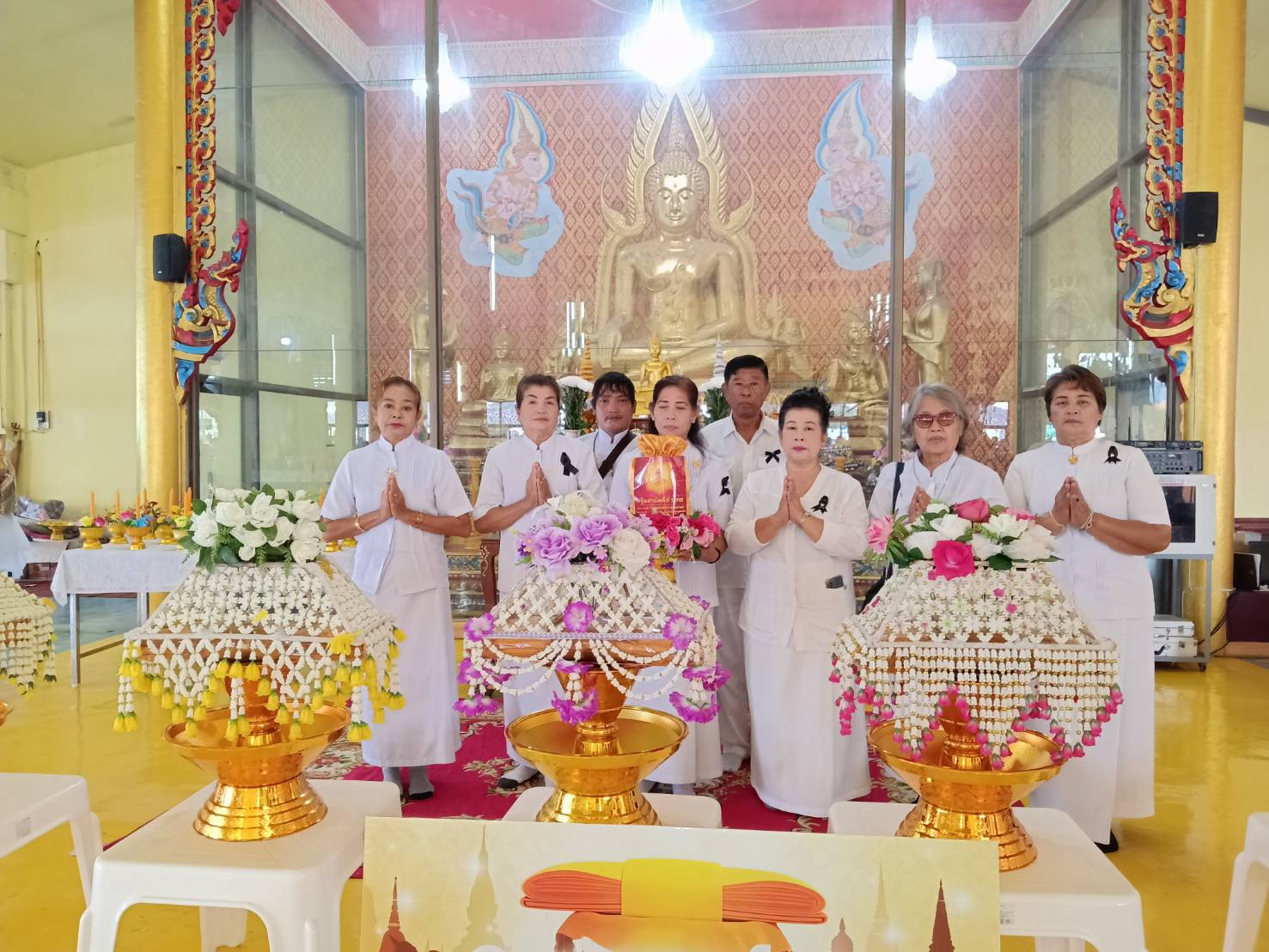 ภาพหมู่ถือพานถวายปัจจัยวัดป่าท่าทราย