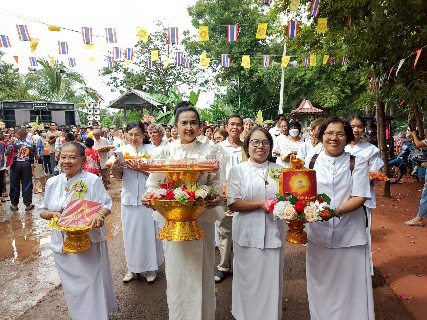 ภาพหมู่ถือพานถวายปัจจัยวัดทุ่งหนองแหวน