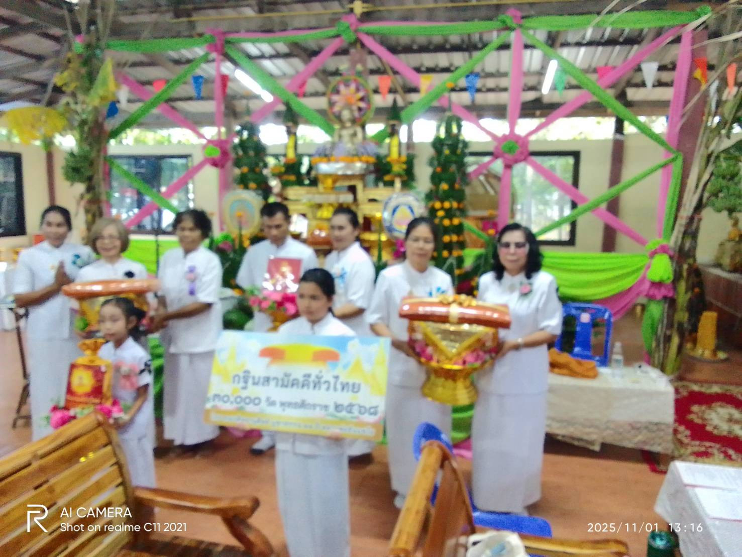 ภาพหมู่ถือพานถวายปัจจัยวัดหนองหญ้าขาว