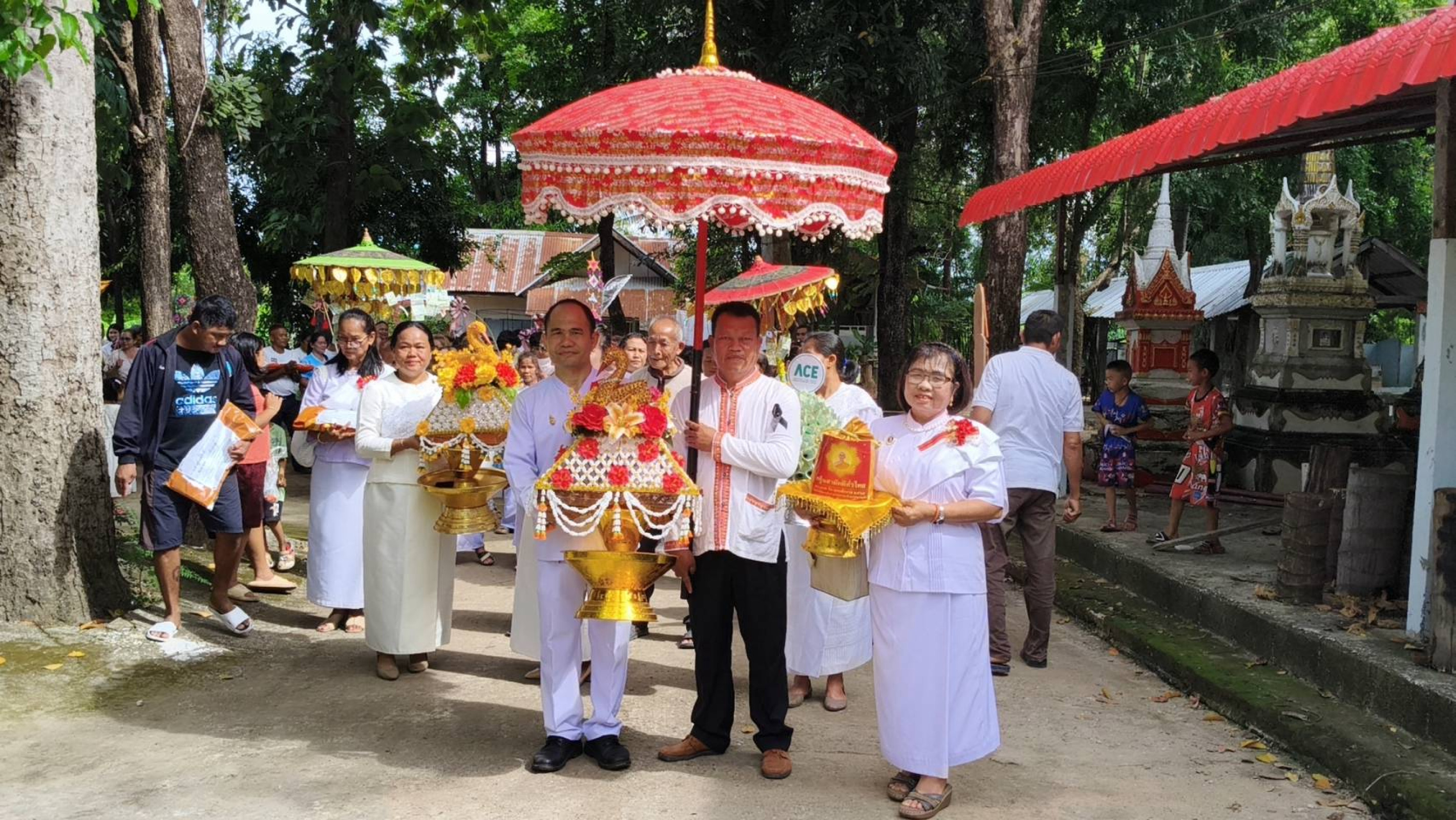 ภาพหมู่ถือพานถวายปัจจัยวัดบูรพา(บ้านวังยาว)