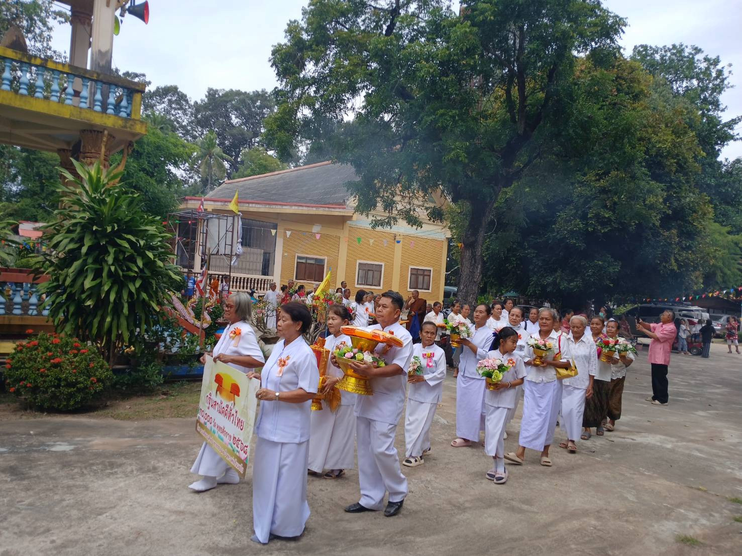ภาพร่วมขบวนกฐินวัดสว่างอรุณ