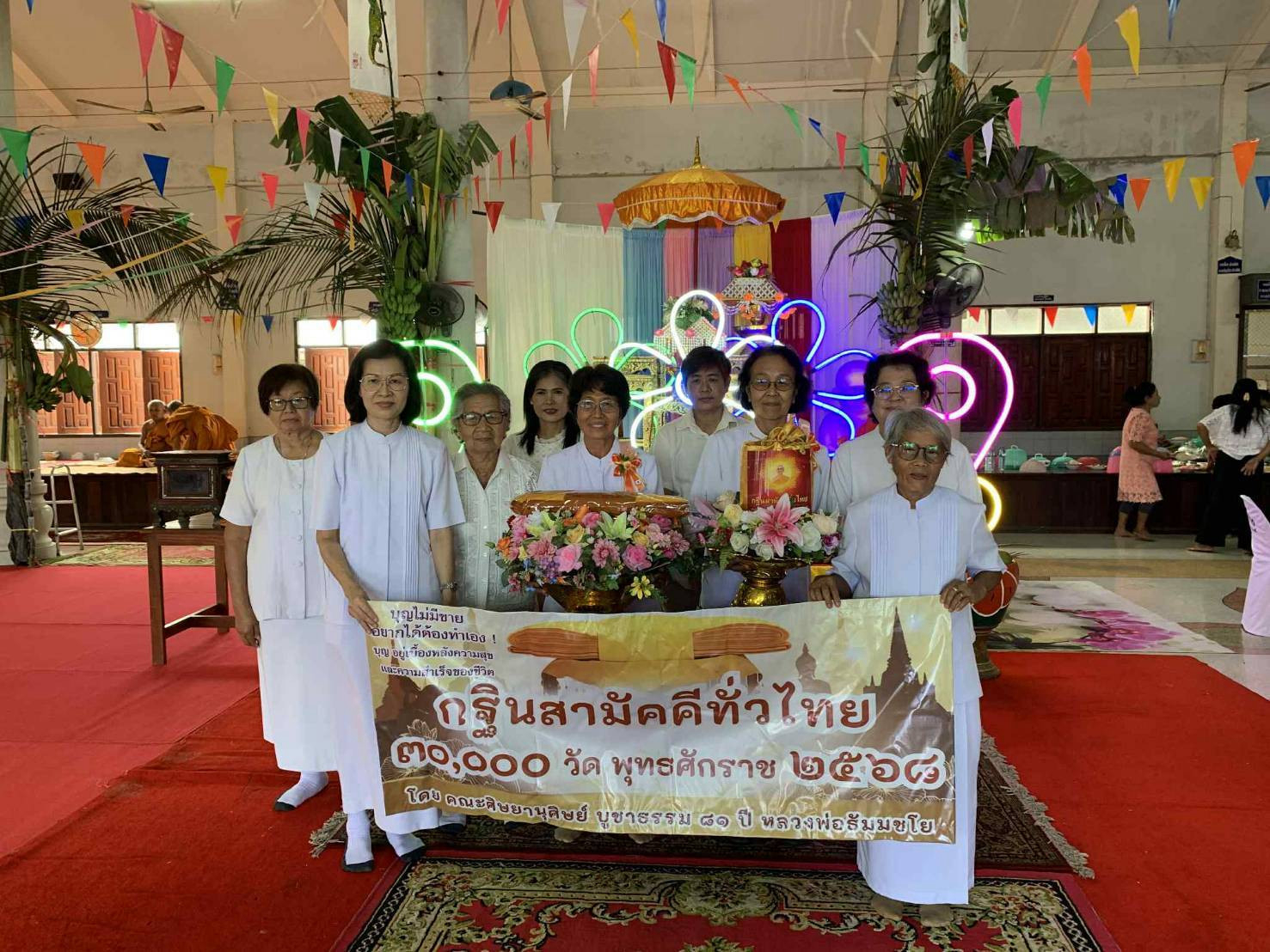 ภาพหมู่ถือพานถวายปัจจัยวัดศรีสุตาราม